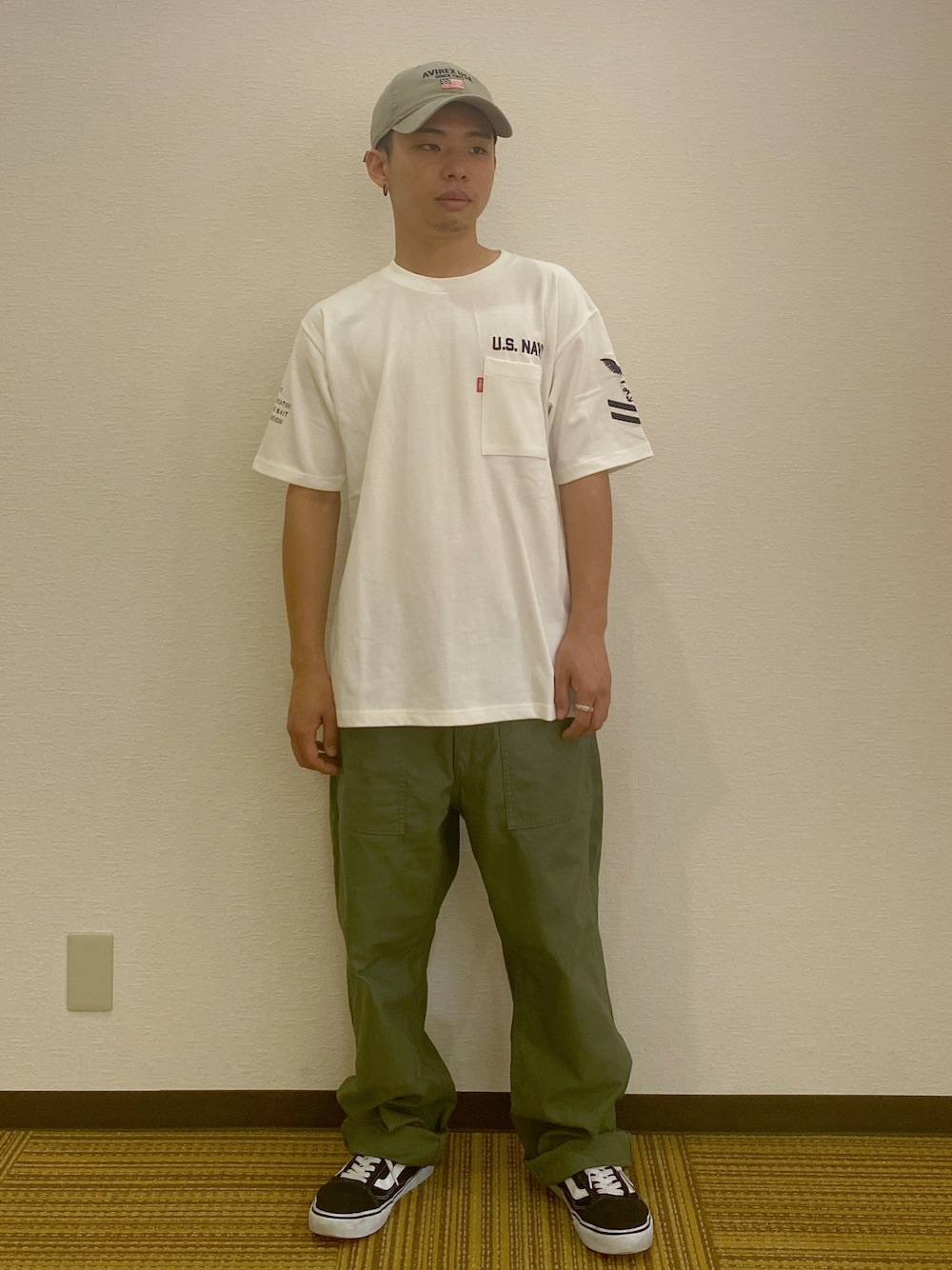 ホワイト系のTシャツ/カットソー、グリーン系のその他パンツ、ベージュ系の帽子を着用したメンズの夏コーディネートの1枚目の写真