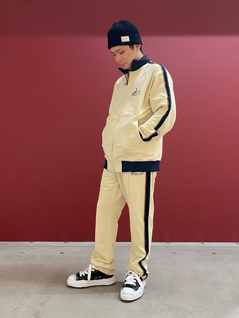 「AVIREX、モノトーン、大人カジュアル、きれいめカジュアル、春服、ootd、シンプルスタイル、ファッションの力を信じよう、ファッションを楽しもう、春のおしゃ見えテクニック」｜「AVIREXのコットン ワッチ キャップ / COTTON WATCH CAP / アヴィレックス / AVIREX（ニットキャップ/ビーニー、ブラック系）」を使った、kaiさん（メンズ・165cm）の春コーディネートの1枚目の写真