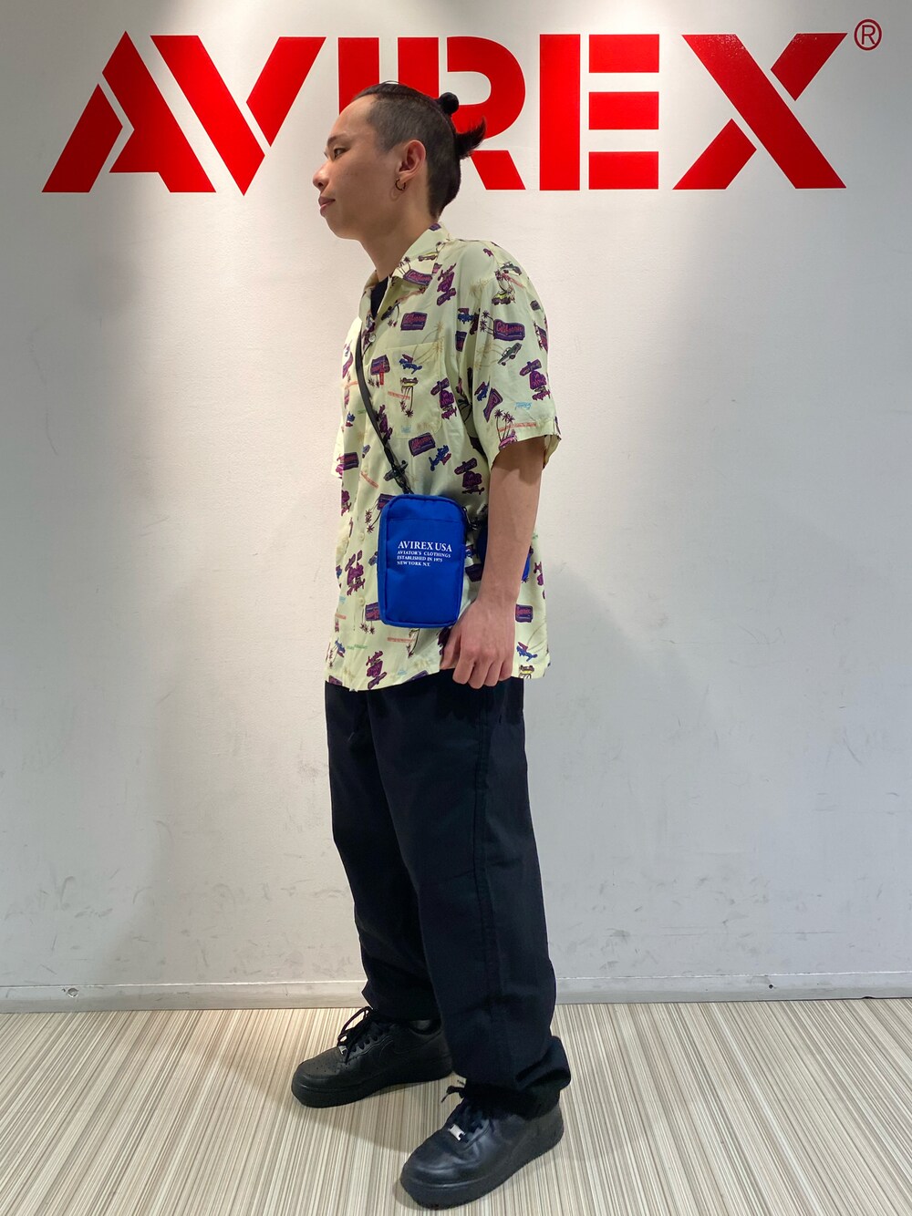 ベージュ系のシャツ/ブラウス、ブルー系のショルダーバッグ、ブラック系のその他パンツを着用したメンズの春コーディネートの1枚目の写真