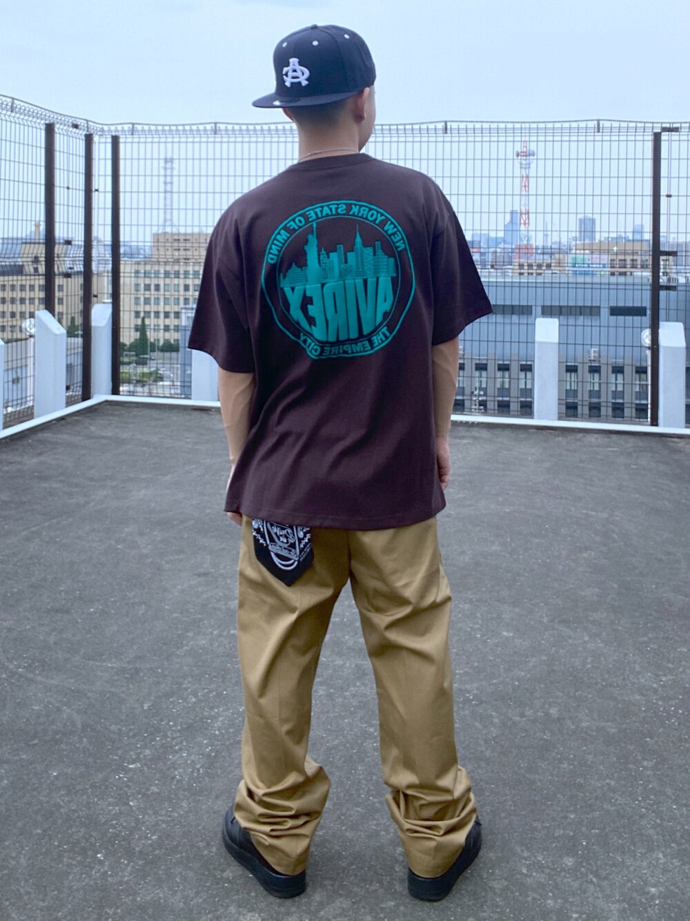 ブラウン系のTシャツ/カットソー、グリーン系のチノパンツ、ブルー系のキャップを着用したメンズの夏コーディネートの1枚目の写真