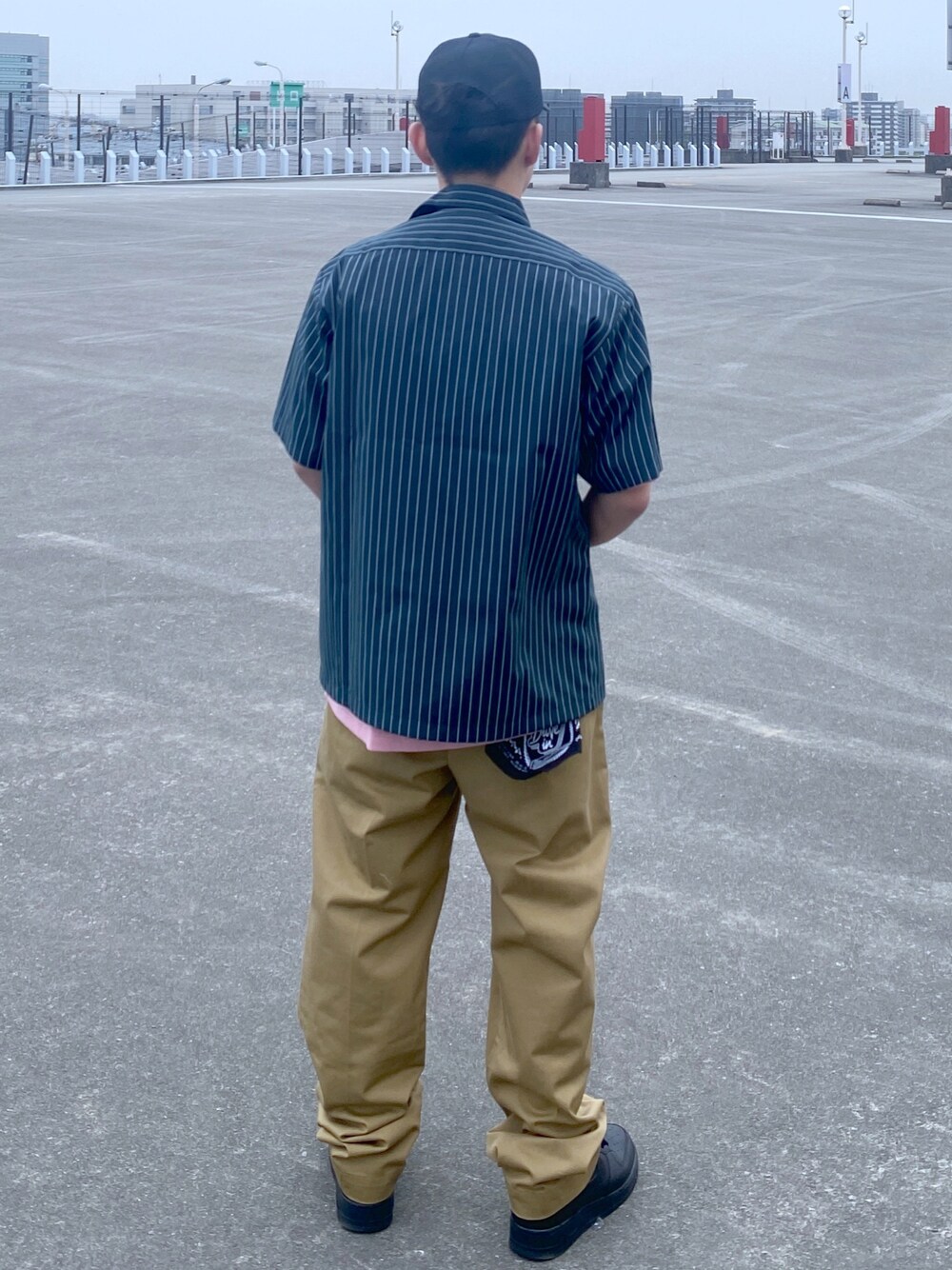 「AVIREX、休日スタイル、きれいめカジュアル、春、ootd、シンプルコーデ、着回しコーデ、メンズコーデ、おしゃれさんと繋がりたい、ファッションの力を信じよう」｜「AVIREXのANTIFOULING WORK PANTS / アンチフォーリング ワーク パンツ / AVIREX / アヴィレックス（チノパンツ、グリーン系）」を使った、kaiさん（メンズ・162cm）の春コーディネートの1枚目の写真