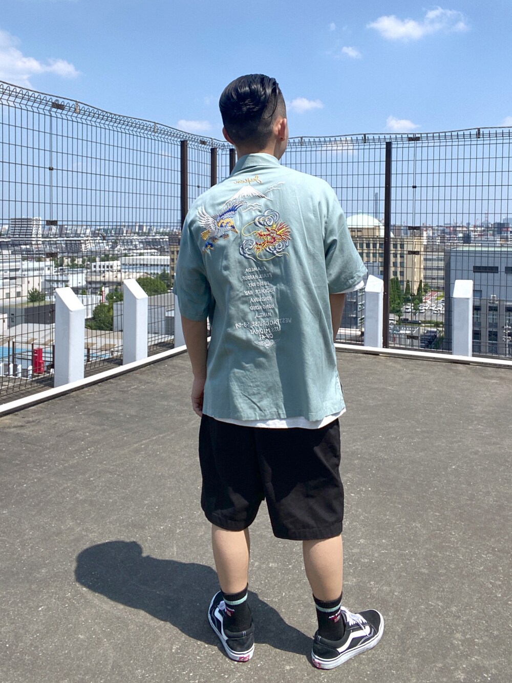 ブルー系のシャツ/ブラウス、ブラック系のその他パンツ、ブラック系のソックス/靴下を着用したメンズの夏コーディネートの1枚目の写真