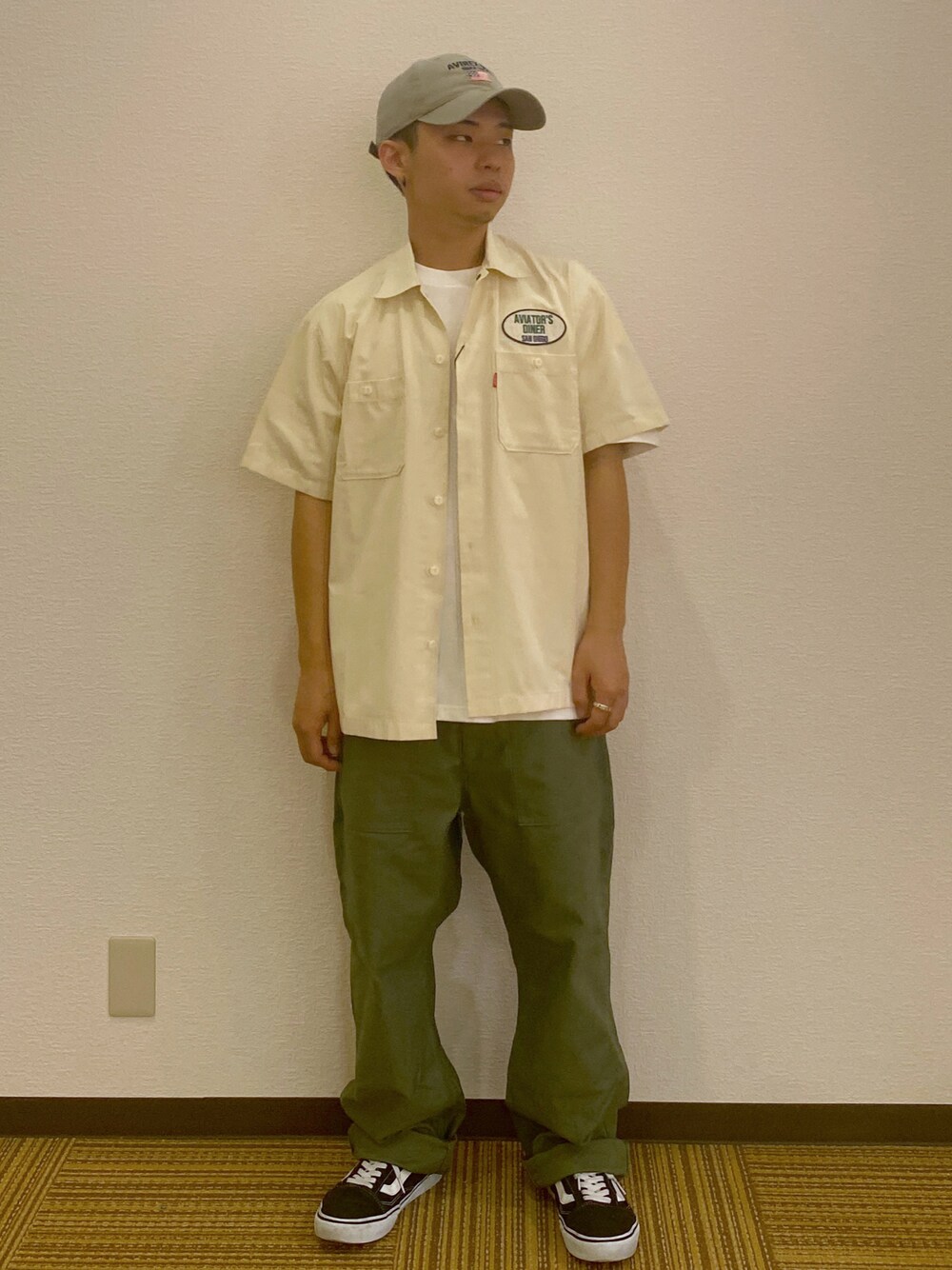 ホワイト系のシャツ/ブラウス、グリーン系のその他パンツ、ベージュ系の帽子を着用したメンズの夏コーディネートの1枚目の写真