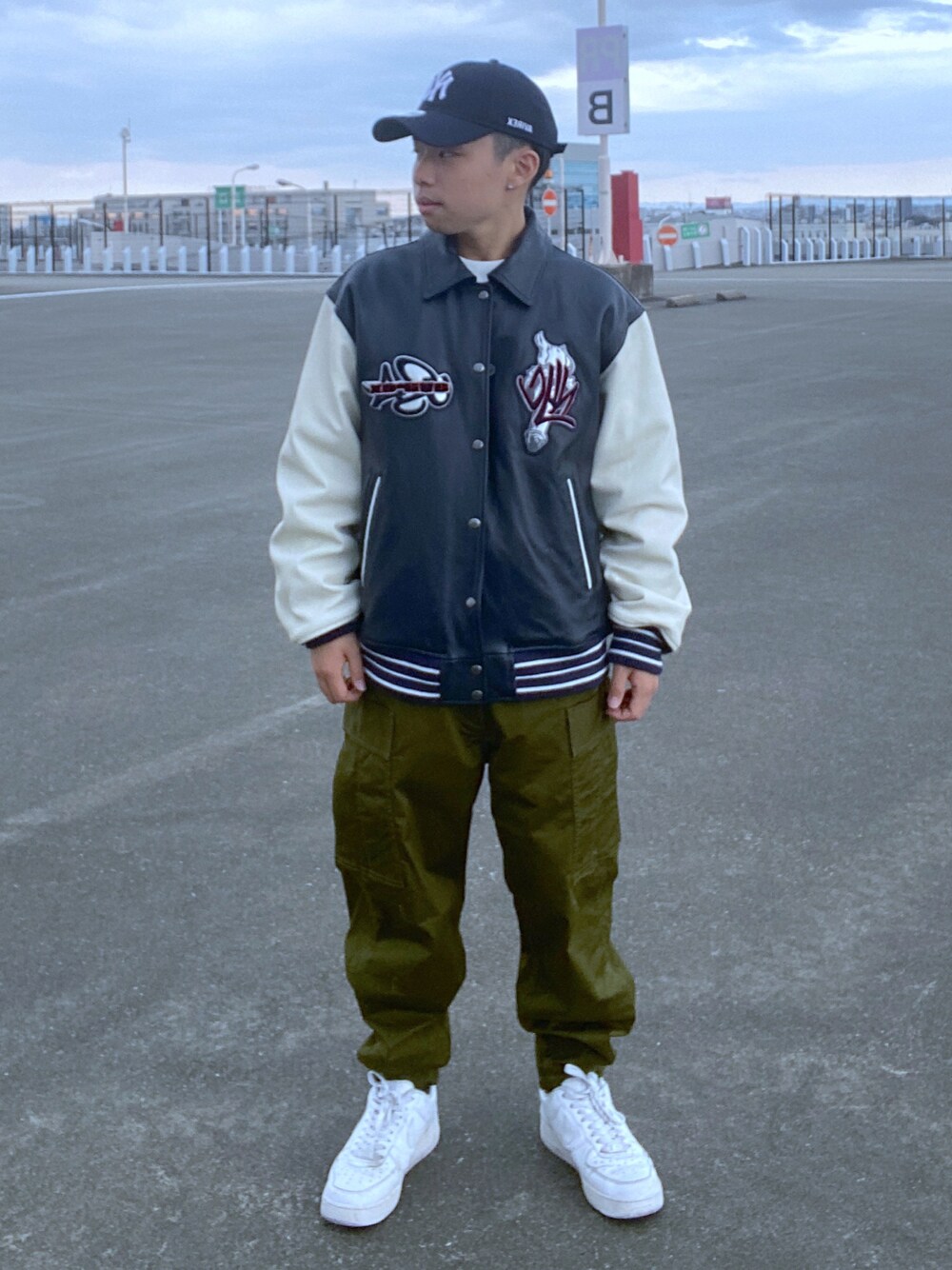 「AVIREX、冬コーデ、ootd、シンプルコーデ、低身長、ゆるコーデ、オトナカジュアル、秋服コーデ、おしゃれさんと繋がりたい、ファッションの力を信じよう」｜「AVIREXの【× NEW ERA】MLB × AVIREX 9サーティ ヤンキース ベースボール キャップ / 9THRTY Yankees BASEBALL CAP（キャップ、ブルー系）」を使った、kaiさん（メンズ・162cm）の秋コーディネートの1枚目の写真