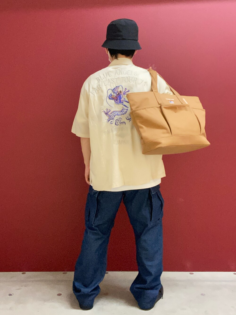 ベージュ系のシャツ/ブラウス、ブラウン系のトートバッグ、その他のカーゴパンツを着用したメンズの春コーディネートの1枚目の写真