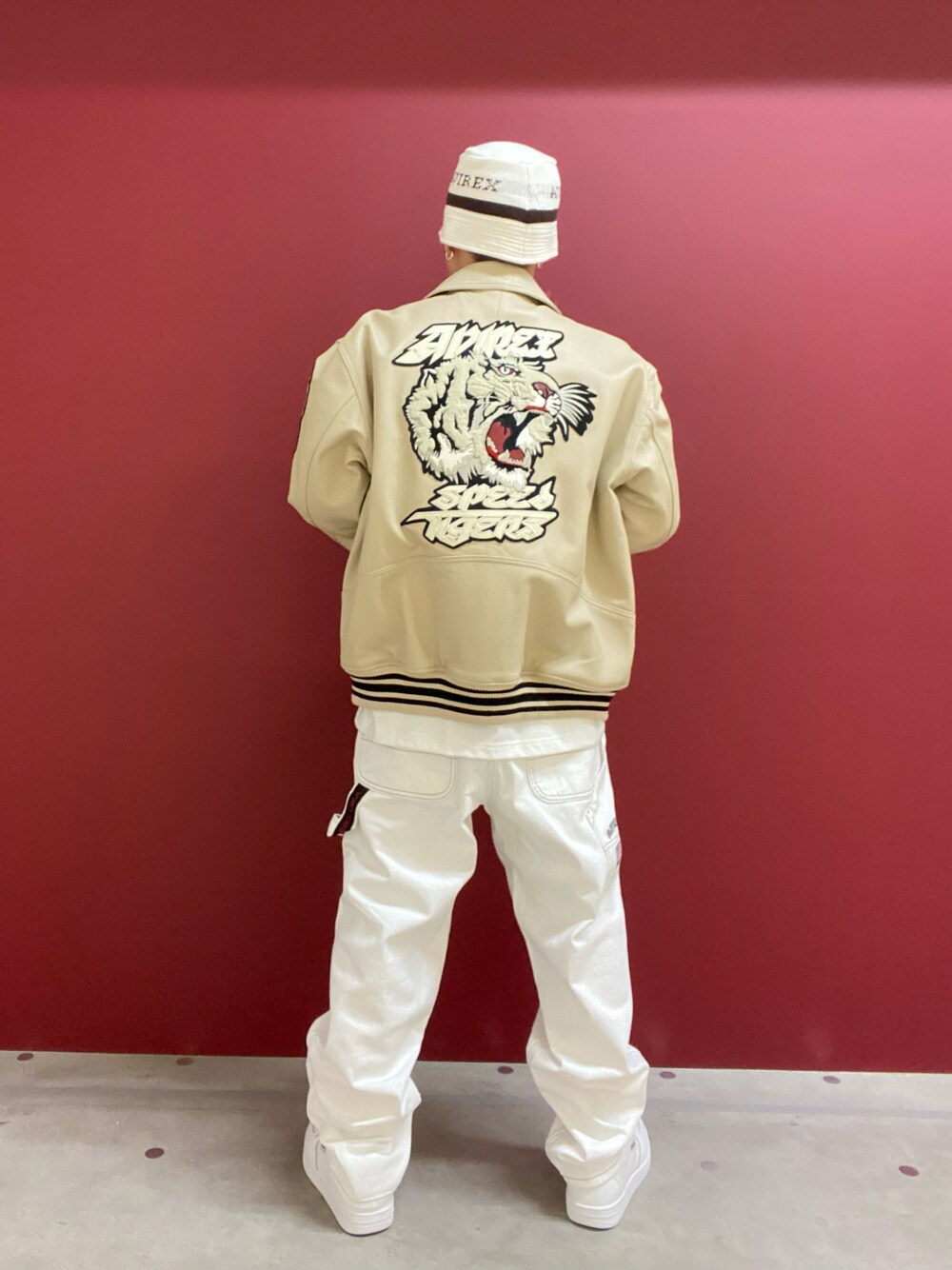 「新星WEARISTAにエントリー、シンプルコーデ、大人カジュアル、冬コーデ、休日スタイル、メンズファッション、ストリート、AVIREX、ootd、ファッションの力を信じよう」｜「AVIREXのKNIT BUCKET HAT/ニットバケットハット（ハット、ホワイト系）」を使った、kaiさん（メンズ・165cm）の冬コーディネートの1枚目の写真