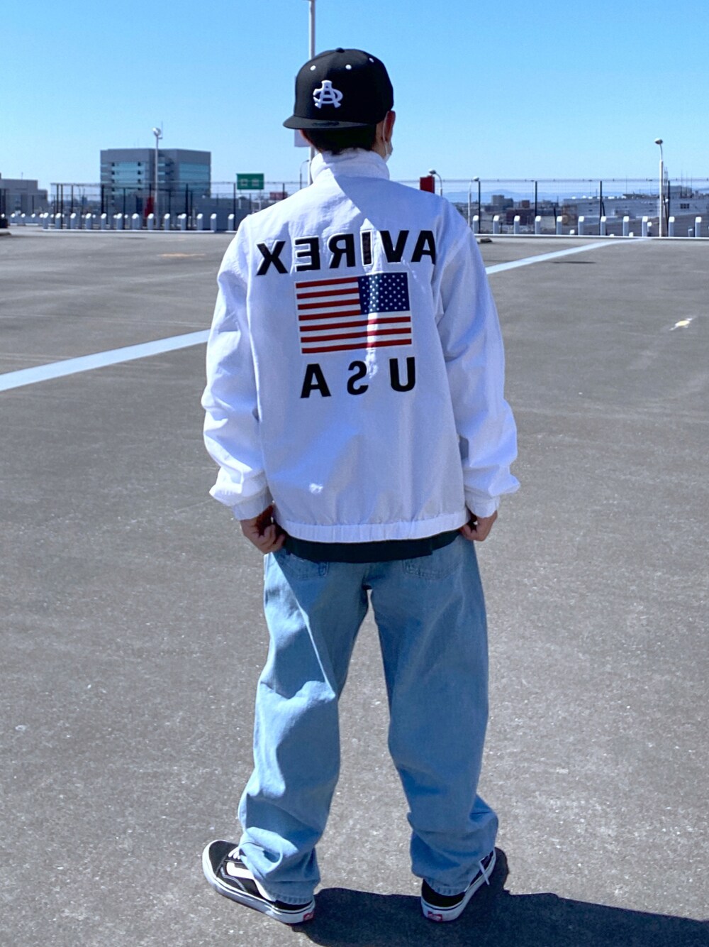 「チェック、スニーカー、AVIREX、休日スタイル、ワイドパンツ、デニムパンツ、大人コーデ、きれいめカジュアル、春コーデ、オトナカジュアル」｜「NEW ERAの【×NEW ERA】ACキャップ/9FIFTY SNAP BACK CAP TYPE  AC（キャップ、ブラック系）」を使った、kaiさん（メンズ・162cm）の春コーディネートの1枚目の写真