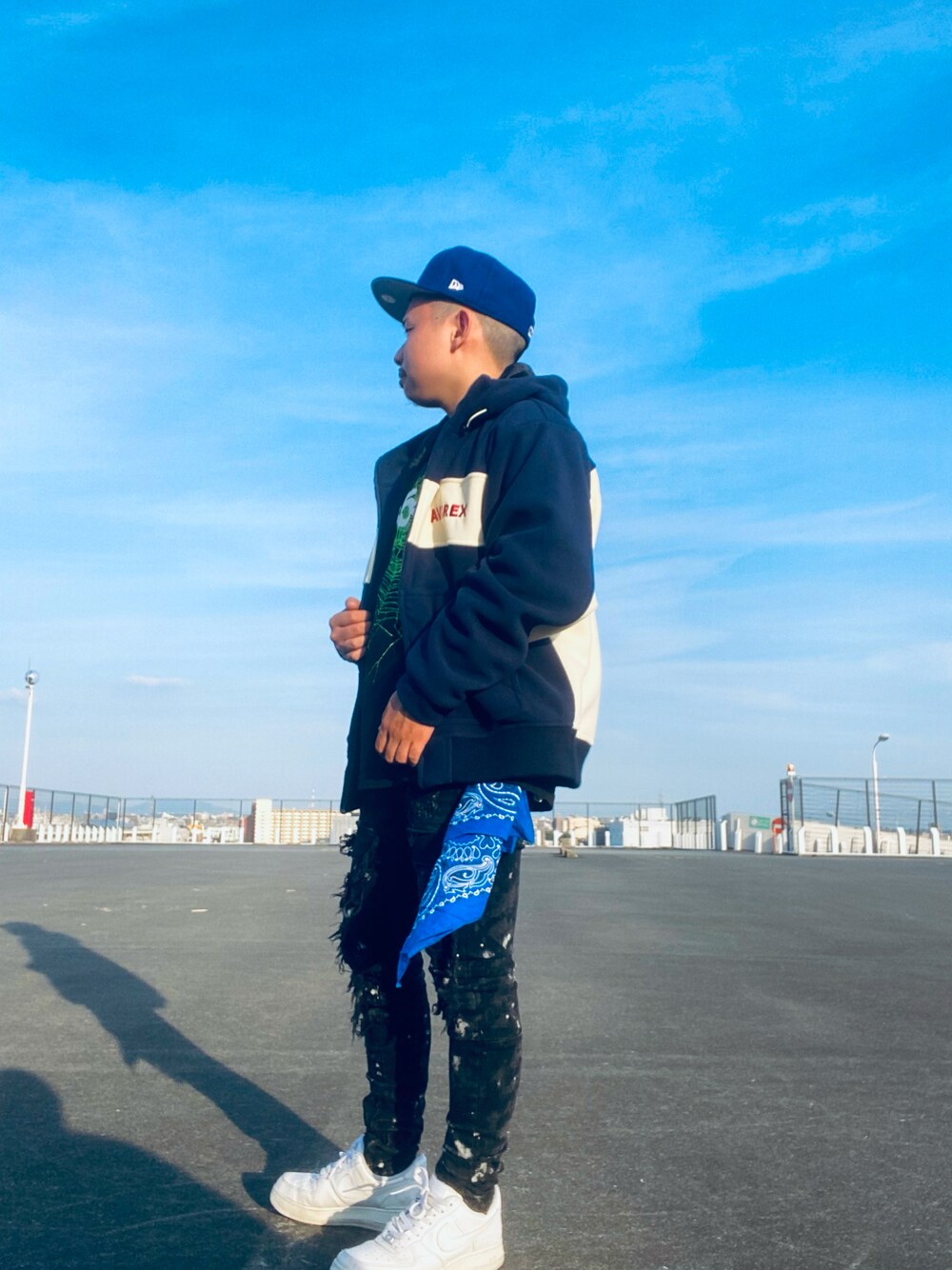 「秋のコーデ、AVIREX、オーバーサイズ、キレイめ、ootd、シンプルコーデ、ストリートコーデ、オトナカジュアル、お洒落さんとつながりたい、ファッションの力を信じよう」｜「AVIREXの2トーン ビッグ フリース パーカー / 2TONE BIG FLEECE PARKA / アヴィレックス / AVIREX（その他アウター、ブルー系）」を使った、kaiさん（メンズ・162cm）の秋コーディネートの1枚目の写真