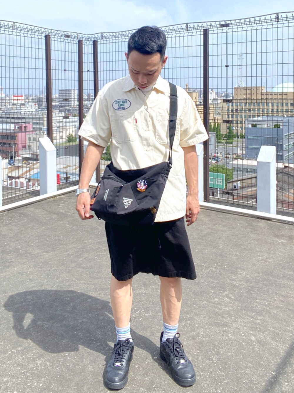 ホワイト系のシャツ/ブラウス、ブラック系のショルダーバッグ、ブラック系のその他パンツを着用したメンズの夏コーディネートの1枚目の写真