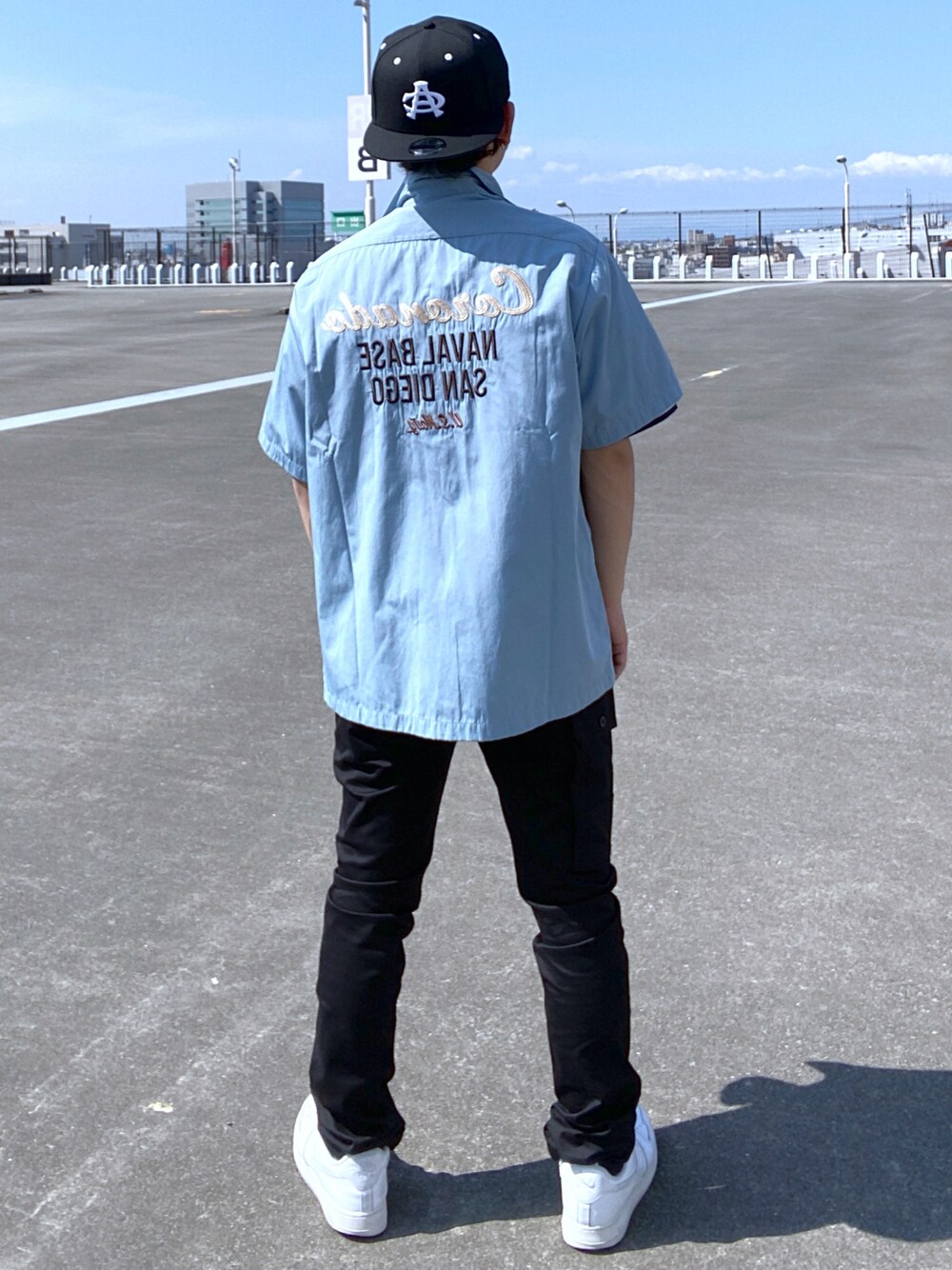 「シンプル、AVIREX、黒、スニーカーコーデ、ラフ、休日コーデ、春服、ootd、おしゃれさんと繋がりたい、春服コーデ」｜「NEW ERAの【×NEW ERA】ACキャップ/9FIFTY SNAP BACK CAP TYPE  AC（キャップ、ブラック系）」を使った、kaiさん（メンズ・162cm）の春コーディネートの1枚目の写真