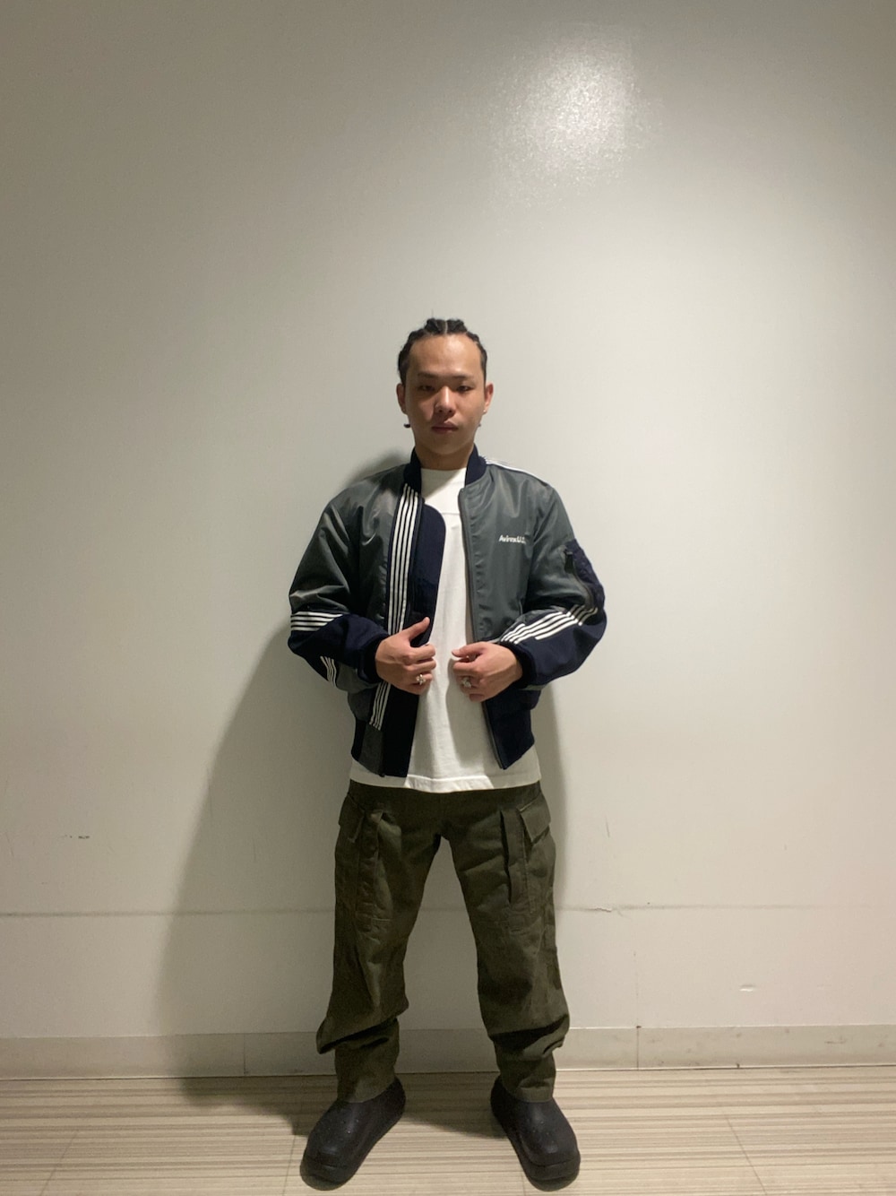 「秋服コーデ、シンプルスタイル、秋っぽコーデ更新中、秋冬コーデ、AVIREX、ootd、ファッションの力を信じよう、今日のコーデ、休日スタイル、ビジネススタイル」｜「AVIREXの《CROSSOVER》MA-1 / MA-1 クロスオーバー / AVIREX / アヴィレックス（MA-1、グリーン系）」を使った、kaiさん（メンズ・165cm）の秋コーディネートの1枚目の写真