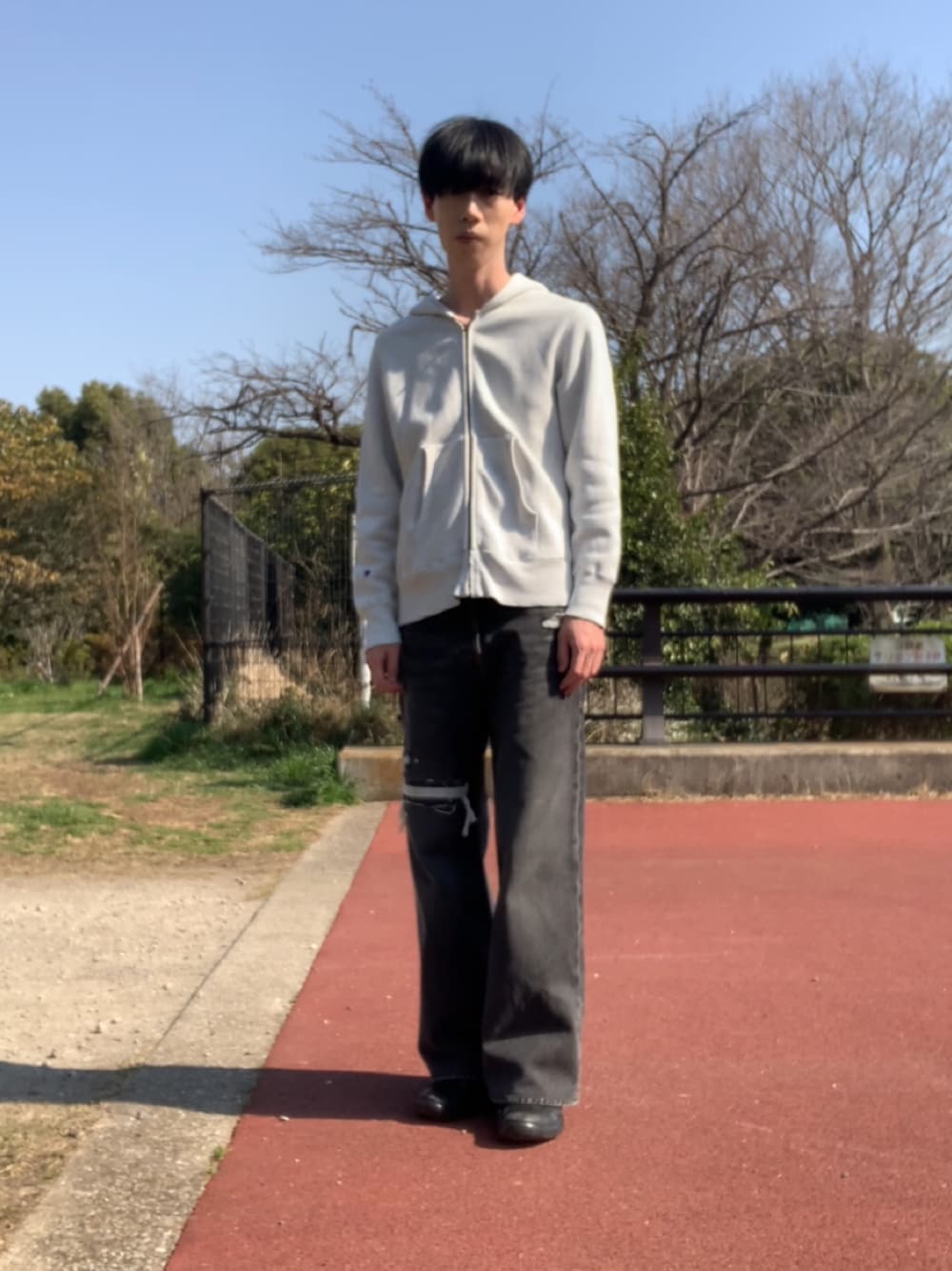 「春めき満開コーデ、春コーデ、シンプルスタイル、デニム、大人カジュアル、古着MIX、チャンピオン、Champion、リバースウィーブ、REVERSE WEAVE、Diesel、PRADA SPORT、いいね、save、フォローお願いします🤑、いいね返し、フォローミー」｜「Championのアイテム（パーカー、グレー系）」を使った、服を着る人間さん（メンズ・180cm）の春コーディネートの1枚目の写真