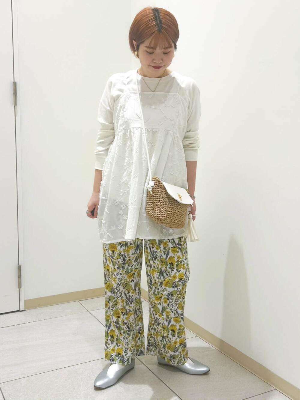 イエロー系のショルダーバッグ、シルバー系のパンプス、ホワイト系のTシャツ/カットソーを着用したレディースの春コーディネートの1枚目の写真