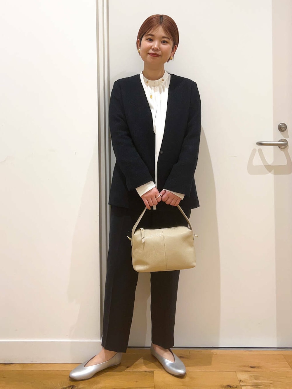 ブルー系のその他パンツ、ホワイト系のシャツ/ブラウス、ブルー系のスーツジャケットを着用したレディースの冬コーディネートの1枚目の写真