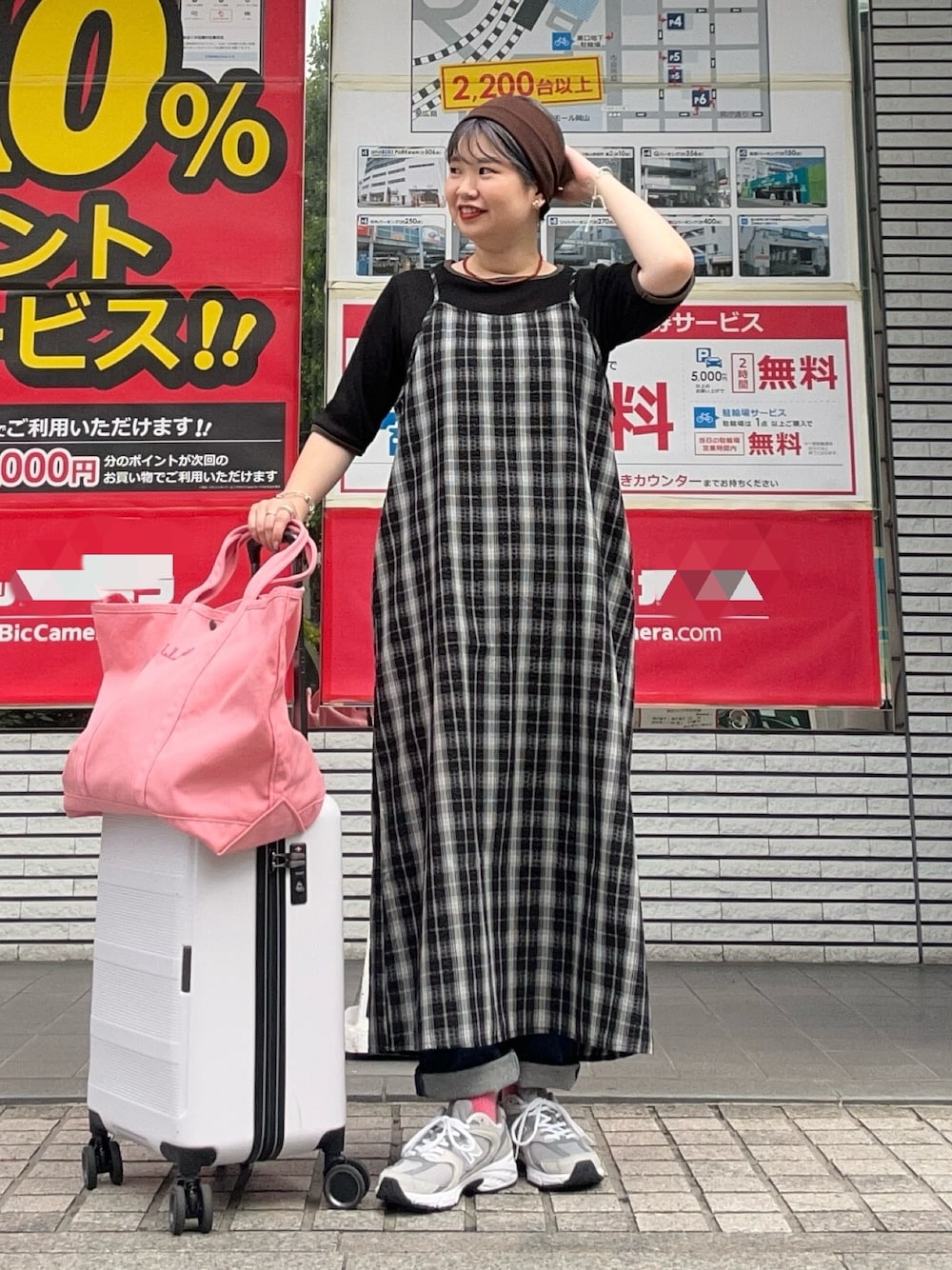 グレー系のスニーカー、ブラック系のTシャツ/カットソー、その他のワンピースを着用したレディースの秋コーディネートの1枚目の写真