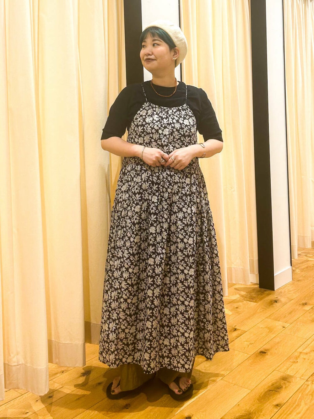 ブラック系のサンダル、ブルー系のニット/セーター、ブルー系のワンピースを着用したレディースの夏コーディネートの1枚目の写真