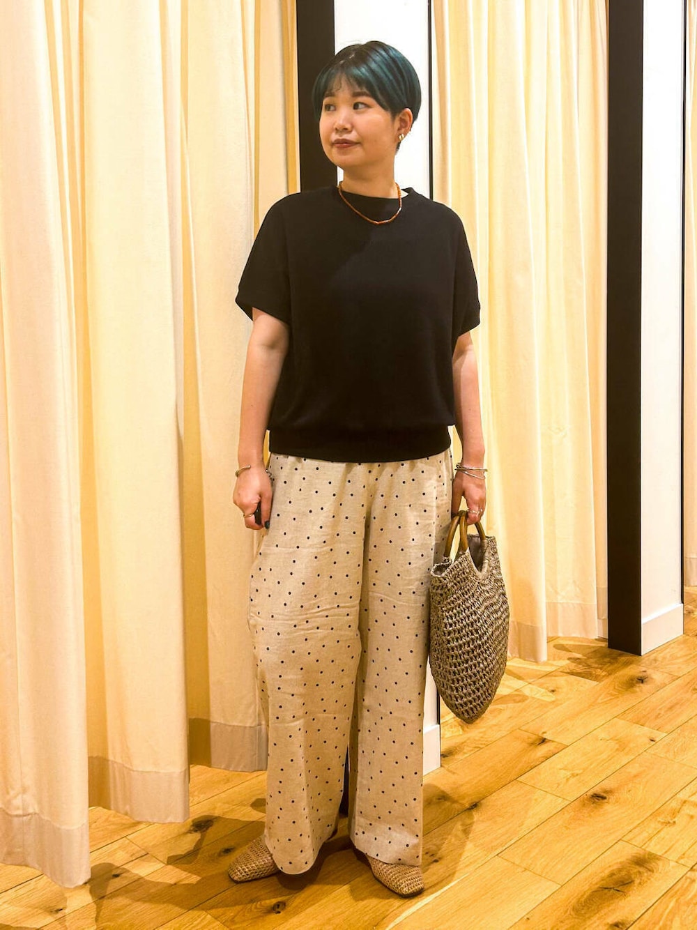 ベージュ系のその他シューズ、ベージュ系のその他パンツ、グレー系のトートバッグを着用したレディースの夏コーディネートの1枚目の写真