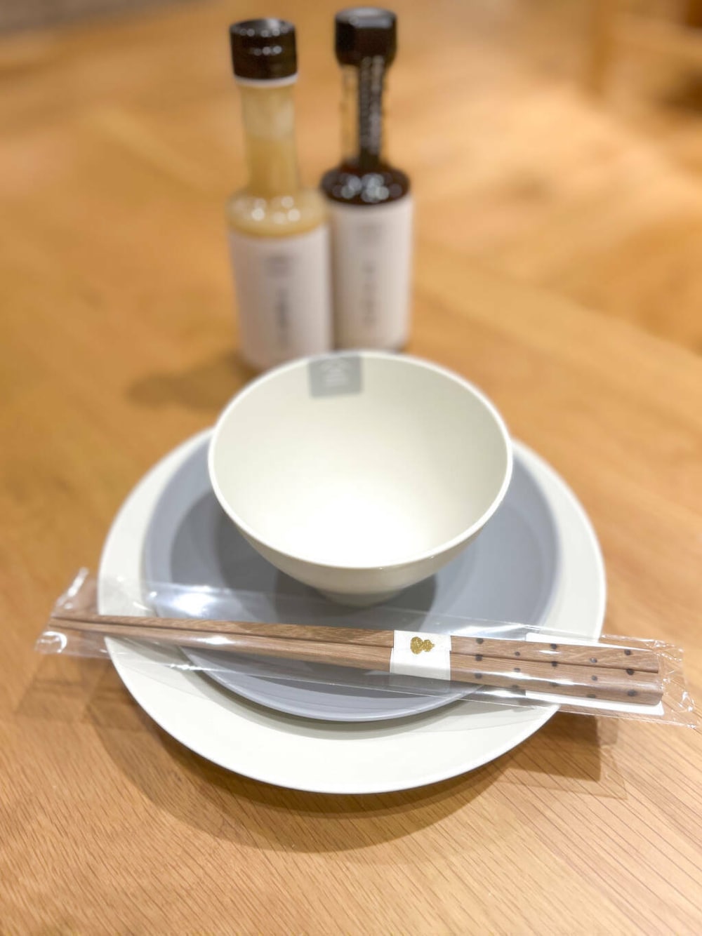 ベージュ系の食器、グレー系の食器、ベージュ系の食器を着用したレディースの冬コーディネートの1枚目の写真