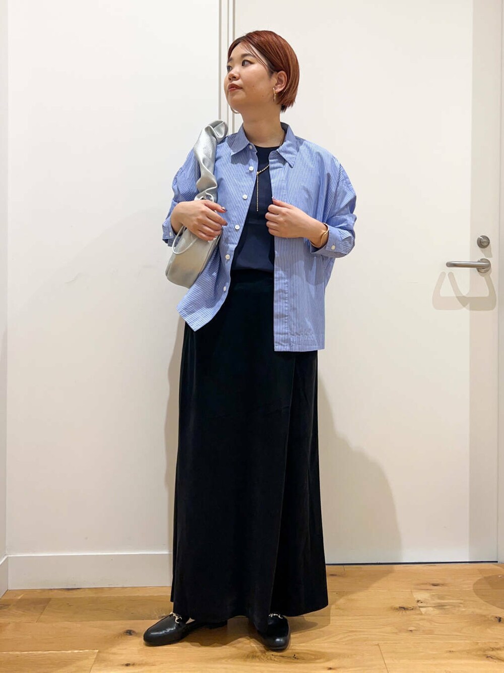 ブラック系のローファー、ブルー系のTシャツ/カットソー、ブルー系のシャツ/ブラウスを着用したレディースの夏コーディネートの1枚目の写真