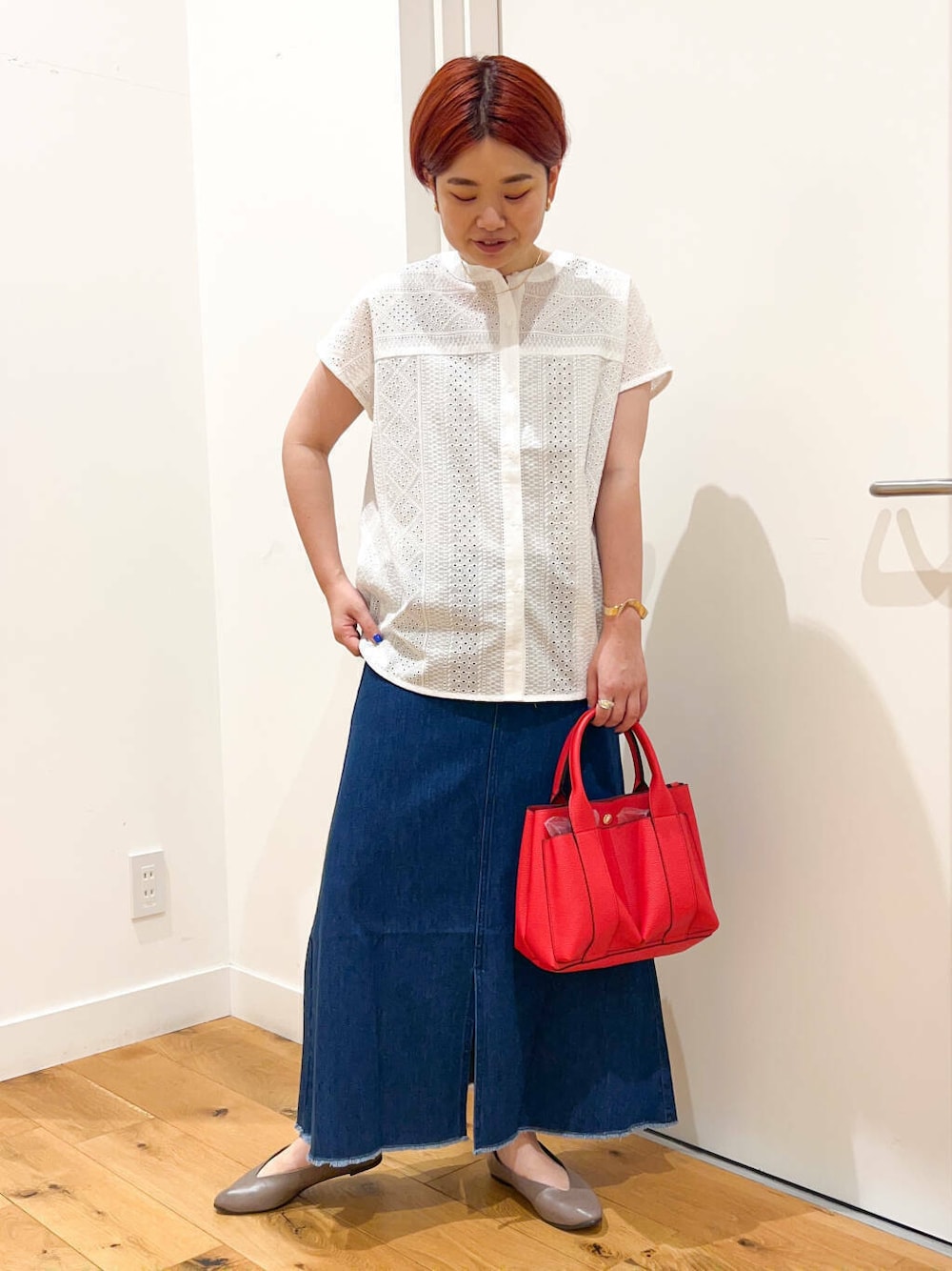 ホワイト系のシャツ/ブラウス、ベージュ系のパンプス、レッド系のトートバッグを着用したレディースの夏コーディネートの1枚目の写真
