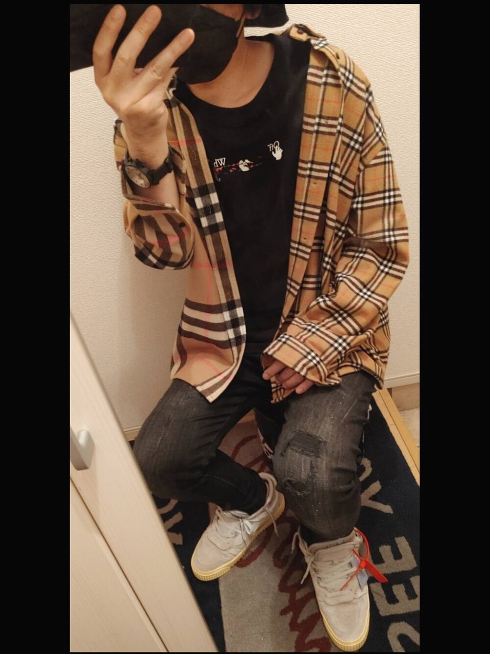 「BURBERRY、バーバリー、off white、オフホワイト、ZARA、チェックシャツ、バーバリーチェック、ビッグシルエット、オーバーサイズ、スニーカー、デニムパンツ、チェック、gosharubchinskiy」｜「ZARAのアイテム（デニムパンツ、グレー系）」を使った、としさん（メンズ・175cm）の冬コーディネートの1枚目の写真
