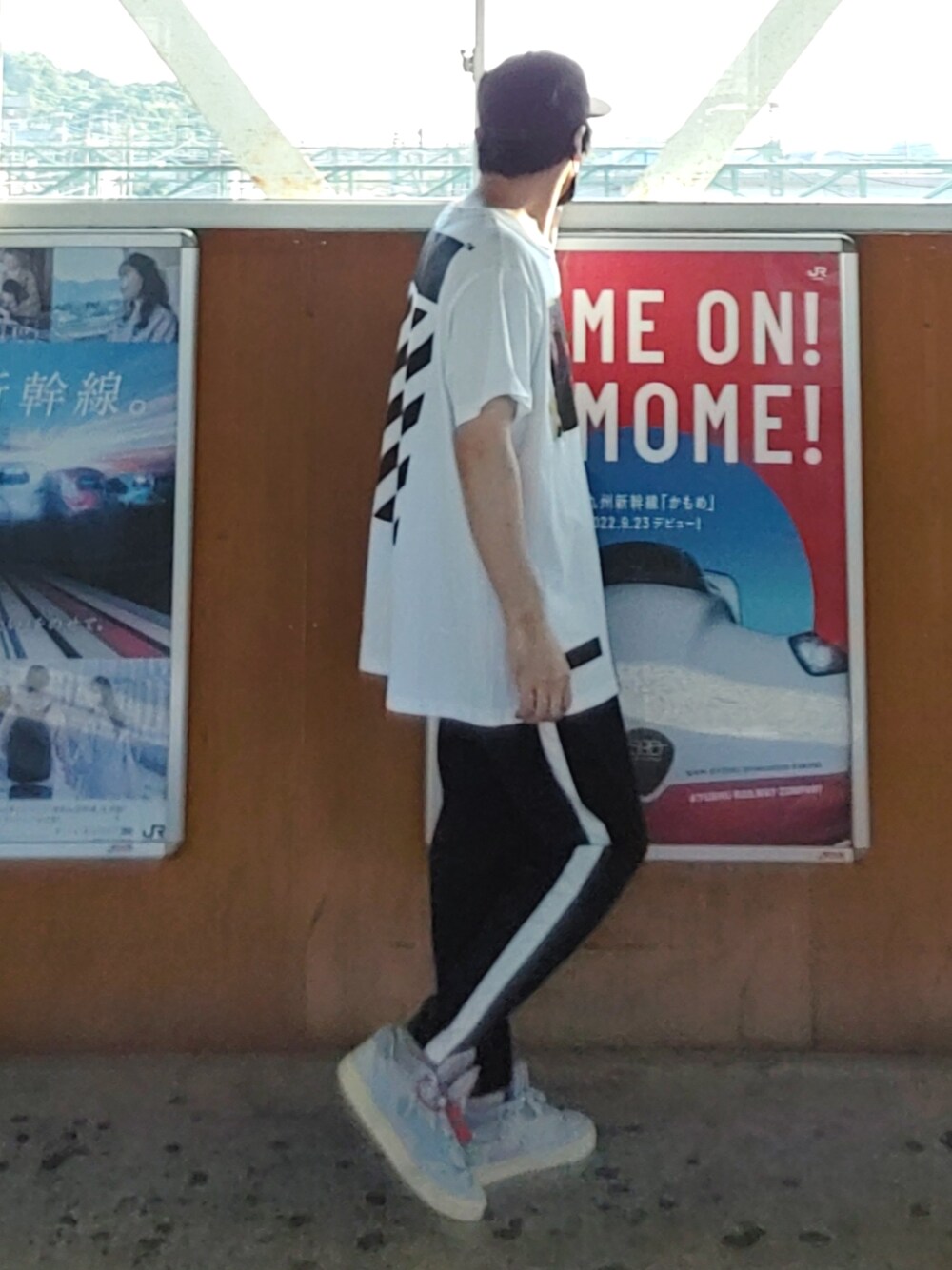 「off white、オフホワイト、ZARA、ビッグシルエット、オーバーサイズ、スニーカー、キャップ、NEW ERA、ラインパンツ、Tシャツ、ビッグT、夏コーデ」｜「ZARAのアイテム（その他パンツ、ブラック系）」を使った、としさん（メンズ・175cm）の冬コーディネートの1枚目の写真