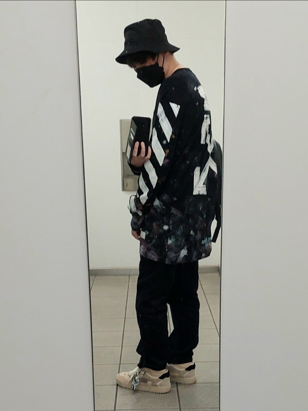 「ロンT、ビッグシルエット、オーバーサイズ、チノパン、ハット、スニーカー、off white、UNIQLO、NEW ERA、バケットハット」｜「NEW ERAのニューエラ バケットハット BUCKET-01 NEW ERA（ハット、ブラック系）」を使った、としさん（メンズ・175cm）の夏コーディネートの1枚目の写真