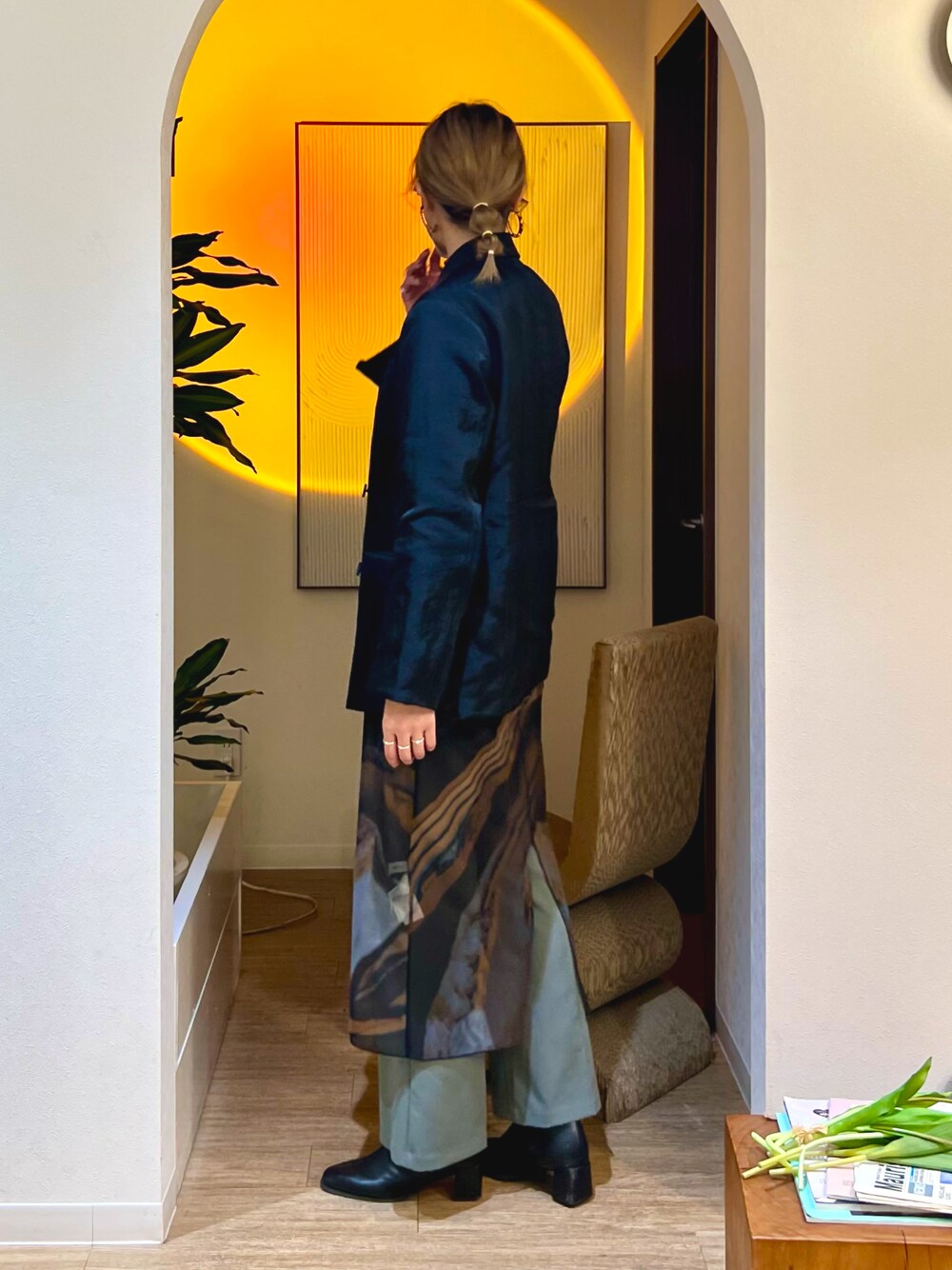 「春服、お出かけコーデ、パンツコーデ、休日コーデ、いまどきジャケット写真、春カラー、ジャケット、シアートップス、きれいめカジュアル、韓国ファッション、キレイめ、アメリヴィンテージ、ENOF、レイヤードスタイル、カフェコーデ」｜「ENOFのtwill slit jacket（テーラードジャケット、ブラック系）」を使った、hitomiさん（レディース・169cm）の春コーディネートの1枚目の写真