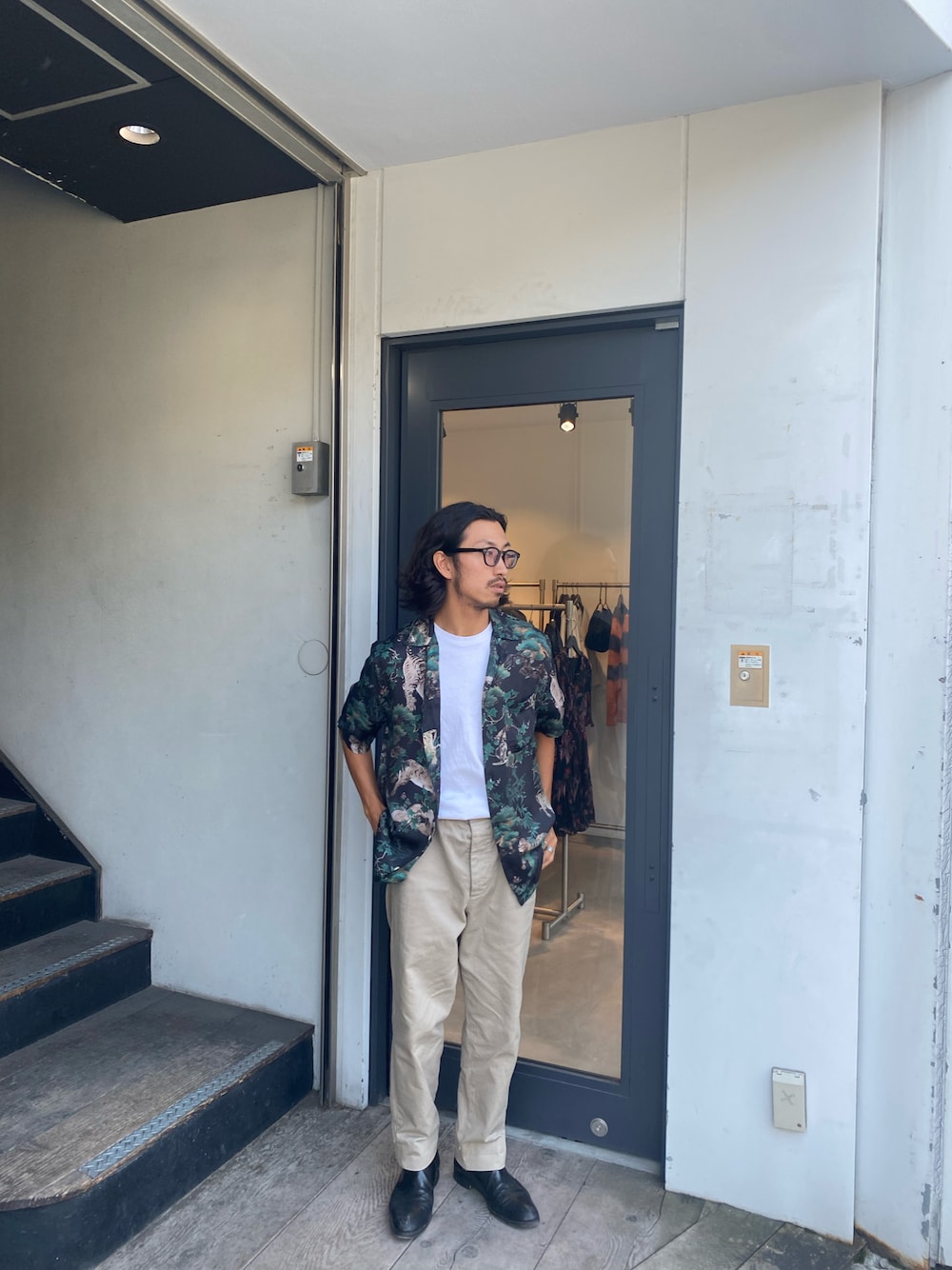 「柄シャツ、チノパンツ、秋コーデ」｜「ALLSAINTSのTHICKET SS SHIRT | THICKET SS シャツ（シャツ/ブラウス、ブラック系）」を使った、nateさん（メンズ・171cm）の秋コーディネートの1枚目の写真