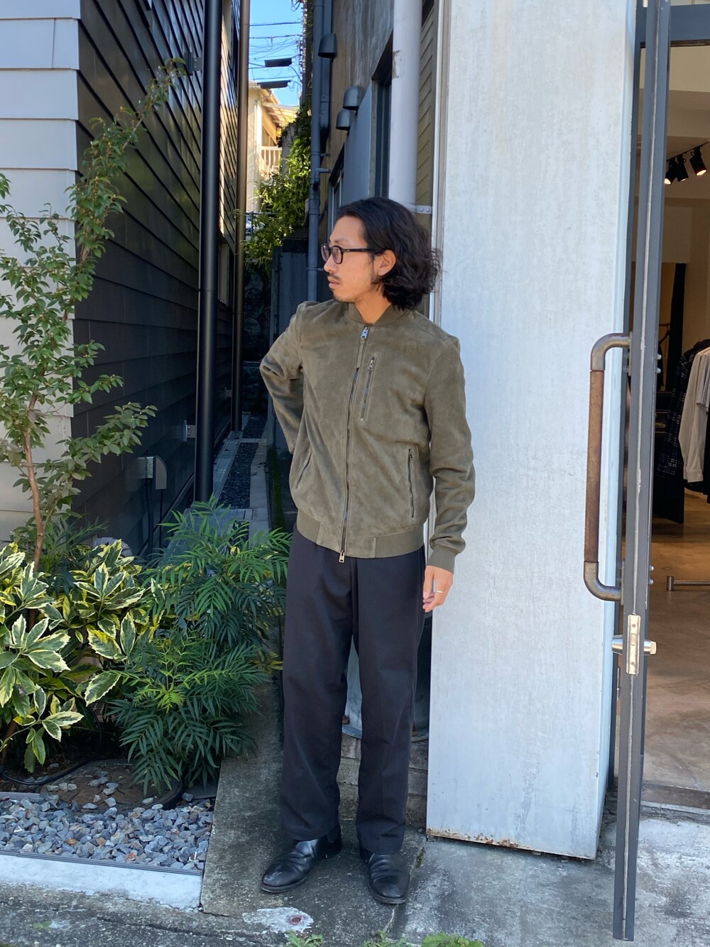 「カーキアウター、カーキ、ボンバージャケット、シャツスタイル、レザージャケット」｜「ALLSAINTSのアイテム（ライダースジャケット、グリーン系）」を使った、nateさん（メンズ・171cm）の秋コーディネートの1枚目の写真