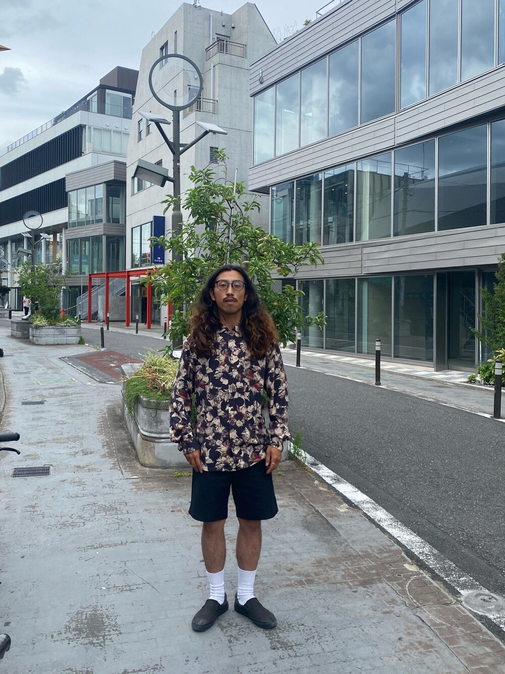 「カジュアルコーデ、大人コーデ、長袖シャツ、柄シャツ」｜「ALLSAINTSのHELIX SWEAT SHORTS | ヘリックス スウェット ショーツ（スウェットパンツ、ブラック系）」を使った、nateさん（メンズ・171cm）の夏コーディネートの1枚目の写真