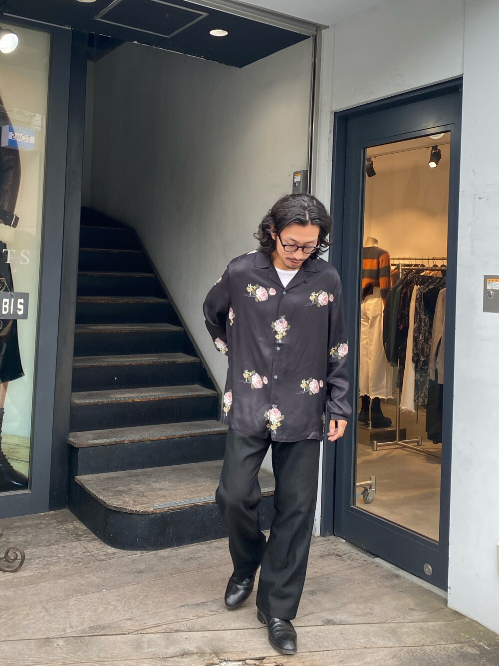 「黒、柄シャツ、シンプルスタイル、スラックス、レザージャケット、カジュアル、オールセインツ」｜「ALLSAINTSのアイテム（シャツ/ブラウス、ブラック系）」を使った、nateさん（メンズ・171cm）の秋コーディネートの1枚目の写真