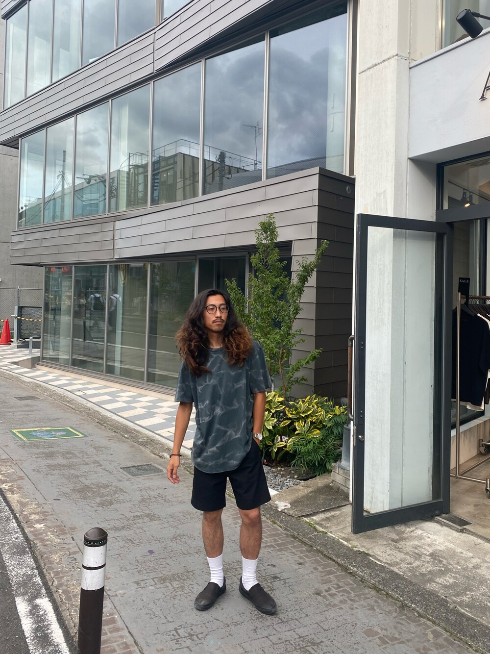 「Tシャツ、シンプル、スニーカー、シルバーアクセサリー、Tシャツ/カットソー」｜「ALLSAINTSのCRUZ CREW T-SHIRT | CRUZ クルー Tシャツ（Tシャツ/カットソー、ブラック系）」を使った、nateさん（メンズ・171cm）の夏コーディネートの1枚目の写真