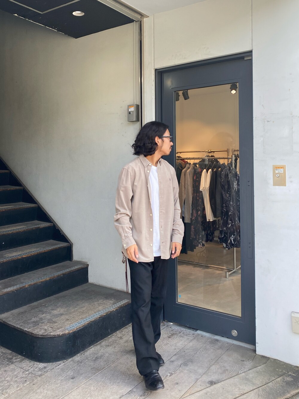 「秋冬コーデ、スラックス、シンプルコーデ」｜「ALLSAINTSのアイテム（シャツ/ブラウス、ホワイト系）」を使った、nateさん（メンズ・171cm）の秋コーディネートの1枚目の写真