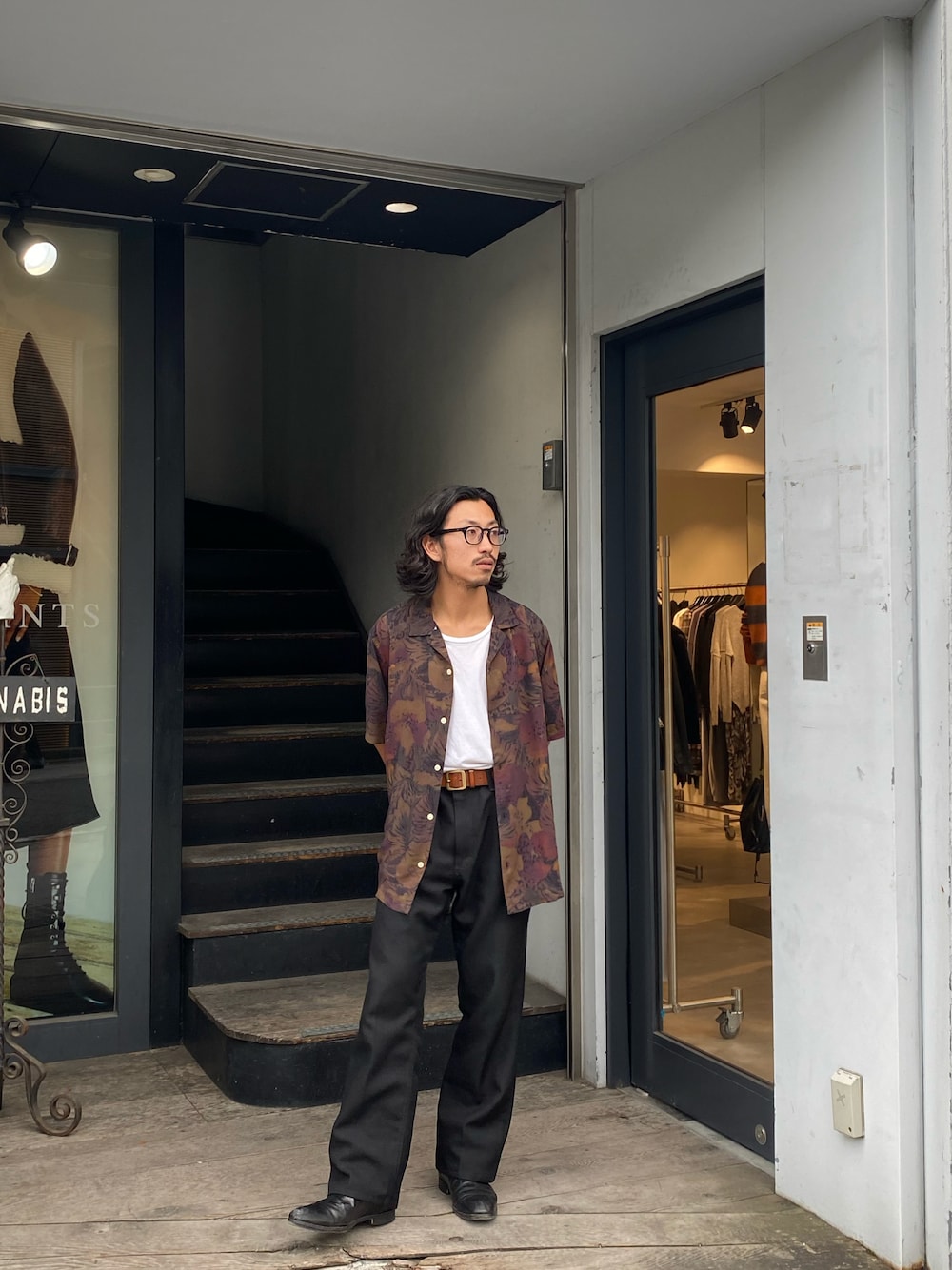「秋色、シンプルスタイル、柄シャツ、柄シャツ×ワイドパンツ、キレイめ」｜「ALLSAINTSのアイテム（シャツ/ブラウス、ブラウン系）」を使った、nateさん（メンズ・171cm）の秋コーディネートの1枚目の写真
