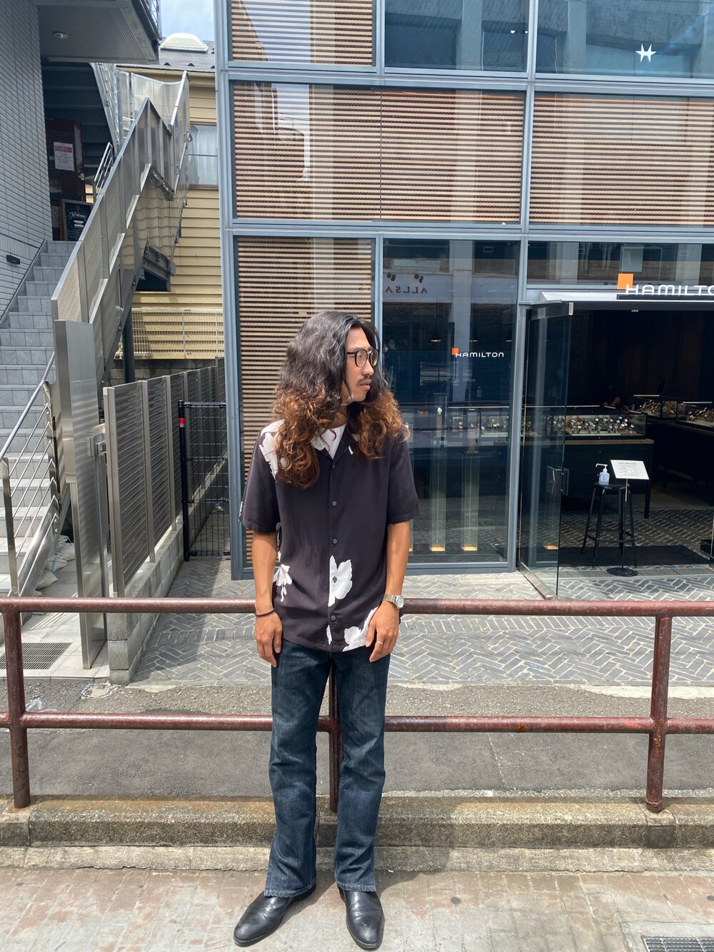 「カジュアルコーデ、大人コーデ、シャツスタイル、夏コーデ、半袖シャツ、シャツ」｜「ALLSAINTSのBOUQUET SS SHIRT | BOUQUET SS シャツ（シャツ/ブラウス、ブラック系）」を使った、nateさん（メンズ・171cm）の夏コーディネートの1枚目の写真