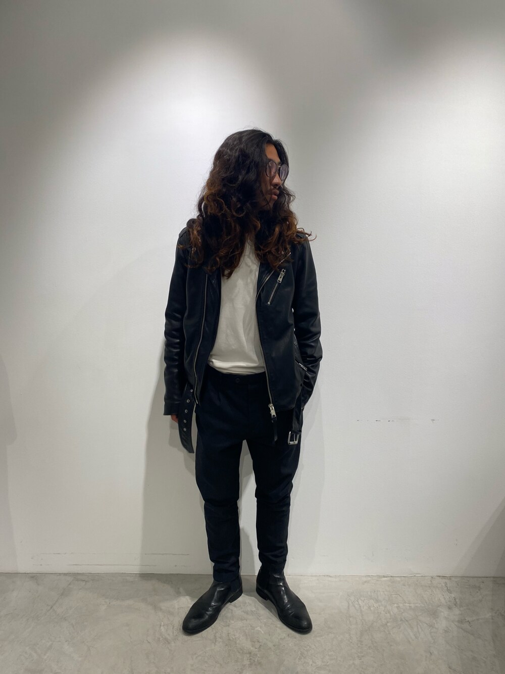 「ブラック、スラックス、レザージャケット」｜「ALLSAINTSのRIGG LEATHER BIKER JACKET | RIGG レザー バイカー ジャケット（ライダースジャケット、ブラック系）」を使った、nateさん（メンズ・171cm）の夏コーディネートの1枚目の写真