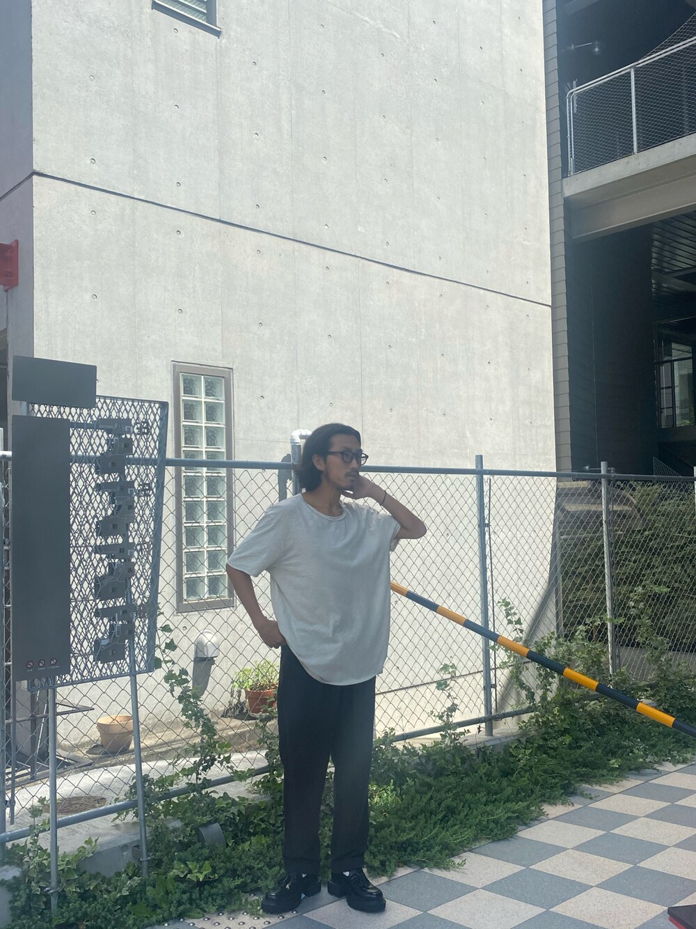 「夏コーデ、モノトーン、大人カジュアル、ローファー、スラックス」｜「ALLSAINTSのアイテム（Tシャツ/カットソー、グリーン系）」を使った、nateさん（メンズ・171cm）の秋コーディネートの1枚目の写真