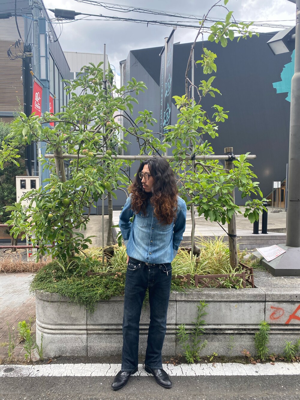 「カジュアルコーデ、デニム、デニムオンデニム、シャツ、ブーツ」｜「ALLSAINTSのDEAN CROPPED SLIM JEANS, DARK INDIGO | ディーン クロップド スリム ジーンズ ダーク インディゴ（デニムパンツ、ブルー系）」を使った、nateさん（メンズ・171cm）の夏コーディネートの1枚目の写真