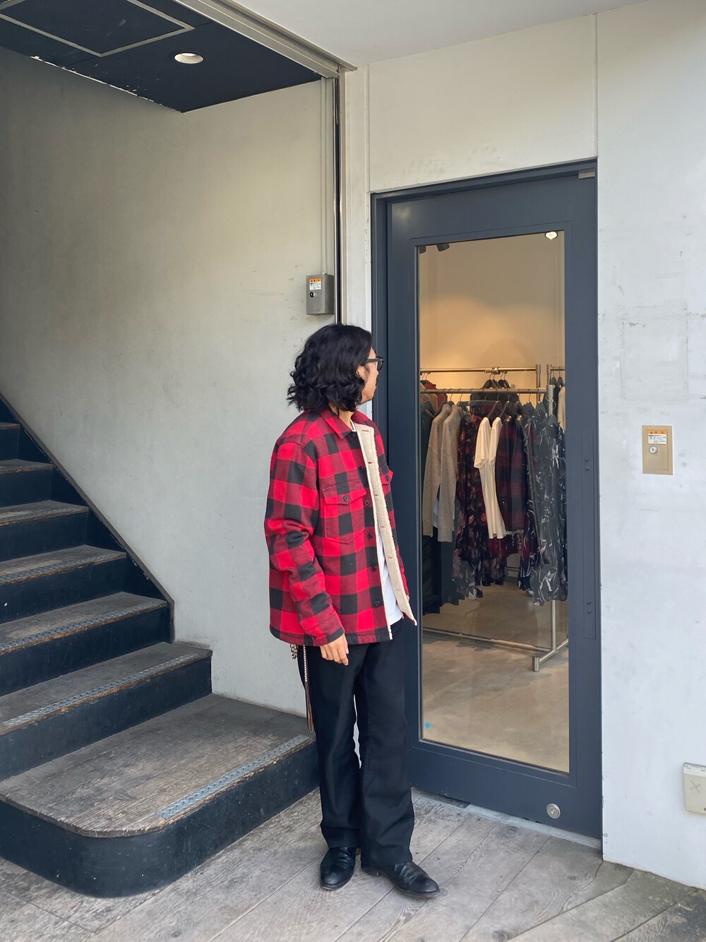 「秋冬コーデ、大人コーデ、黒コーデ、スラックス、アメカジ」｜「ALLSAINTSのアイテム（ジャケット/アウター、レッド系）」を使った、nateさん（メンズ・171cm）の秋コーディネートの1枚目の写真