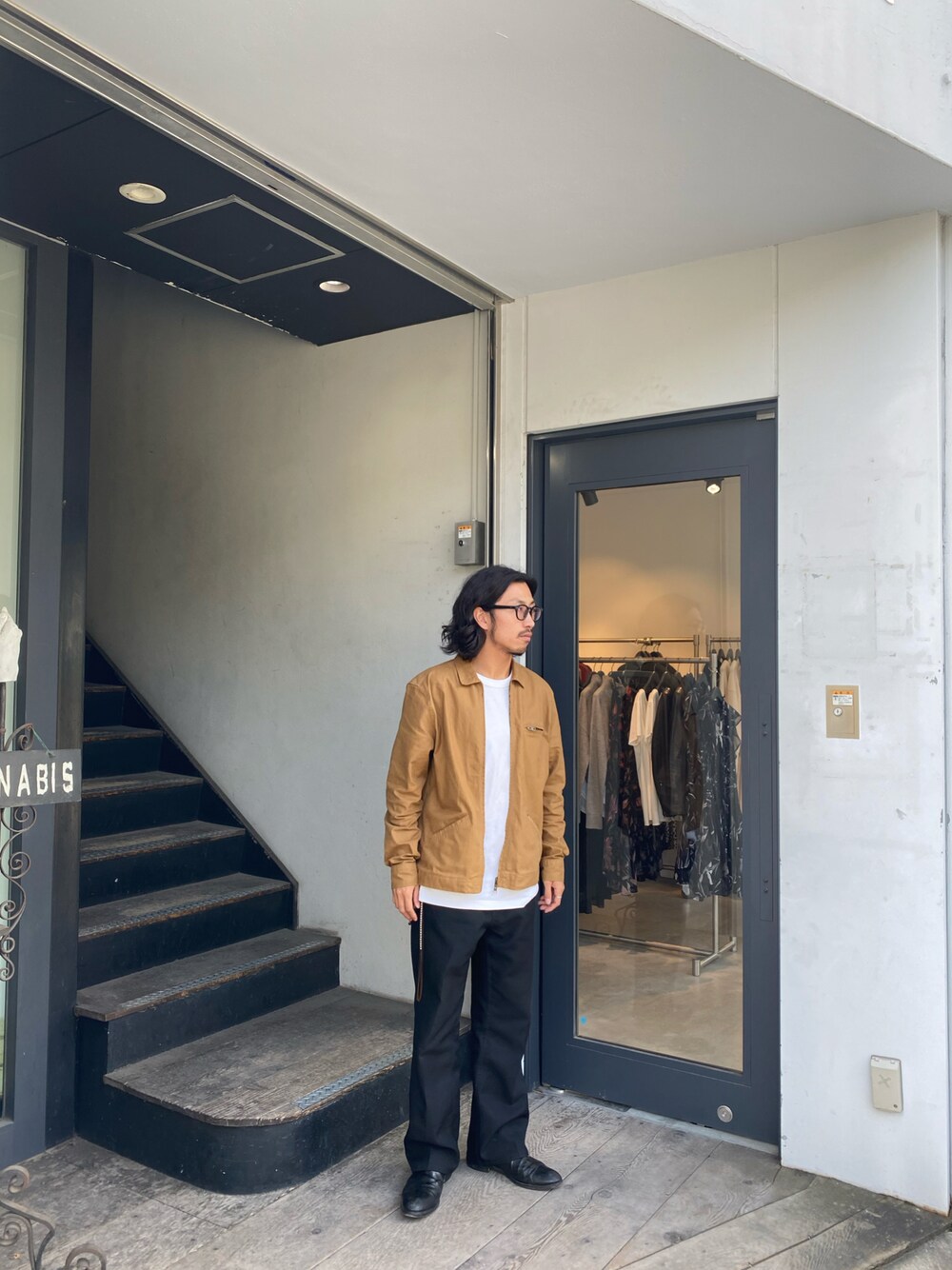 「大人コーデ、スウィングトップ、シャツスタイル」｜「ALLSAINTSのアイテム（シャツ/ブラウス、ブラウン系）」を使った、nateさん（メンズ・171cm）の秋コーディネートの1枚目の写真