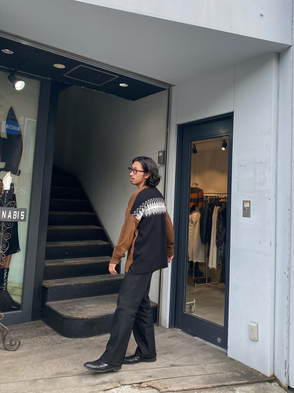「ニット、秋冬コーデ、スラックス、オールセインツ」｜「ALLSAINTSのEWAN CREW JUMPER（ニット/セーター、ブラウン系）」を使った、nateさん（メンズ・171cm）の秋コーディネートの1枚目の写真