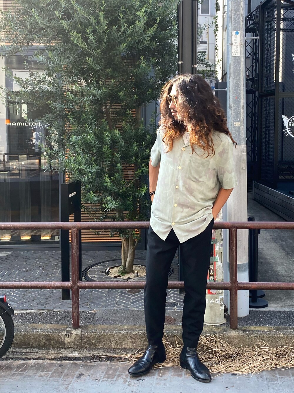 「シンプル、夏コーデ、カジュアル、大人コーデ、ブーツ」｜「ALLSAINTSのARBORETUM SHIRT | ARBORETUM シャツ（シャツ/ブラウス、グリーン系）」を使った、nateさん（メンズ・171cm）の夏コーディネートの1枚目の写真