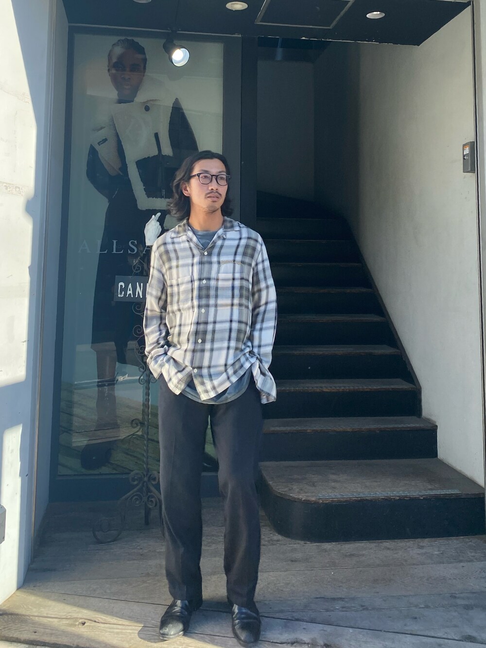 「シャツスタイル、チェック、オーバーシャツ、ゆったりコーデ、スラックス」｜「ALLSAINTSのRANCHO LS SHIRT | RANCHO LS シャツ（シャツ/ブラウス、ホワイト系）」を使った、nateさん（メンズ・171cm）の秋コーディネートの1枚目の写真