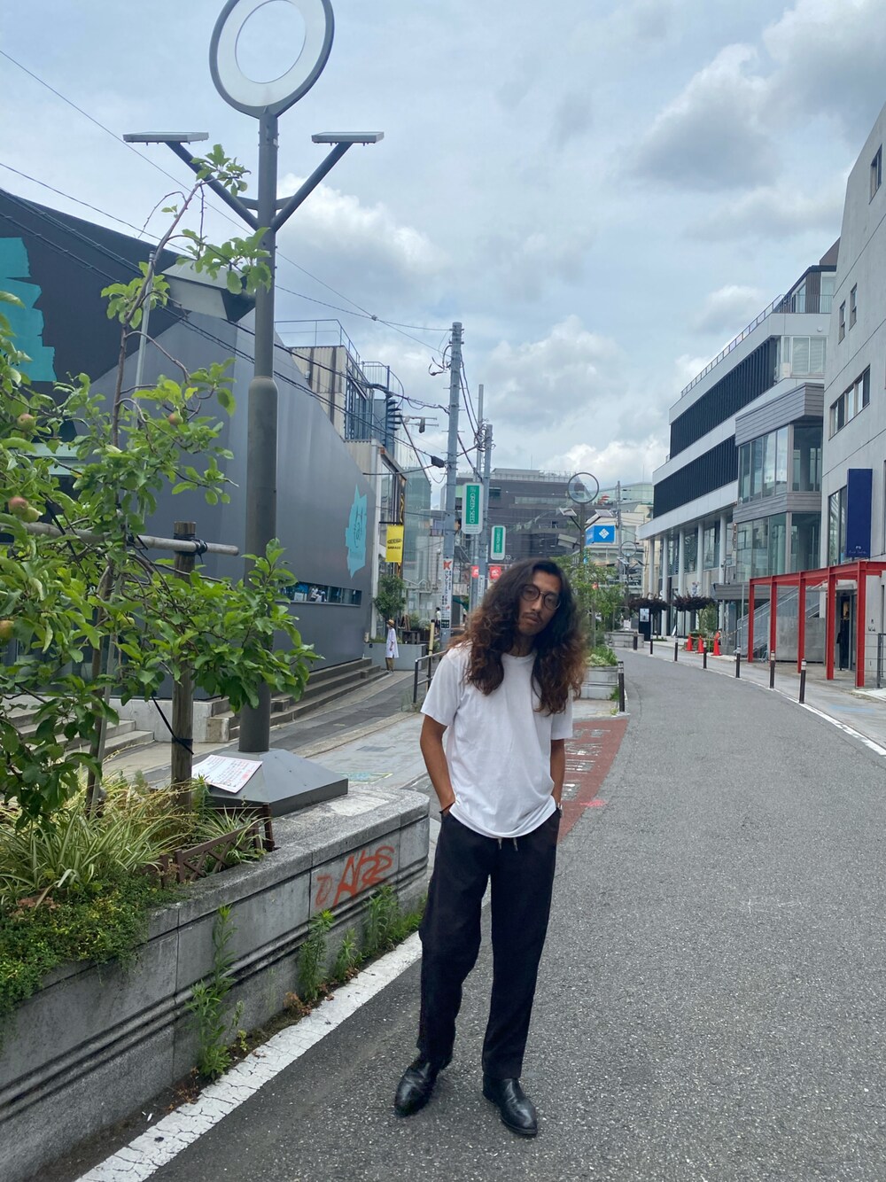 「シンプル、夏コーデ、オールセインツ、カジュアル」｜「ALLSAINTSのアイテム（スラックス、パープル系）」を使った、nateさん（メンズ・171cm）の夏コーディネートの1枚目の写真