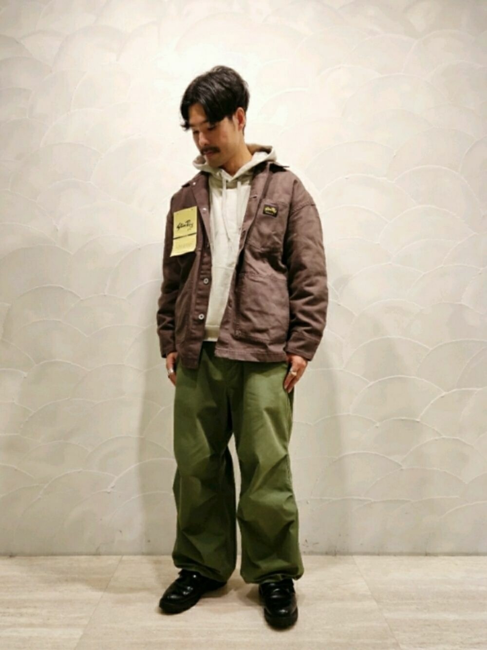 「秋冬コーデ、大人コーデ、アーバンリサーチ、URBAN RESEARCH、今日のコーデ、お洒落さんとつながりたい、カジュアルコーデ、Stan Ray、ENGINEERED GARMENTS、パーカー、ミリタリー、ワーク、カーゴパンツ、ゆるコーデ、ワイドパンツ」｜「UR Lab.の【別注】【ユニセックス】Stan Ray×UR Lab.　スウェットパーカー（パーカー、ベージュ系）」を使った、ニッシーさん（メンズ・171cm）の秋コーディネートの1枚目の写真