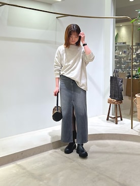 「アイテム（デニムスカート）」を使った、佐々木ななさん（レディース・166cm）の秋コーディネート