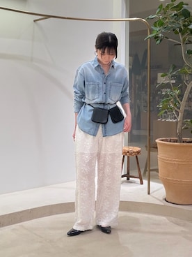 「Whim Gazette（ウィムガゼット）のライトオンスデニムシャツ（シャツ/ブラウス、ブルー系）」を使った、Sasakiさん（レディース・166cm）の春コーディネート