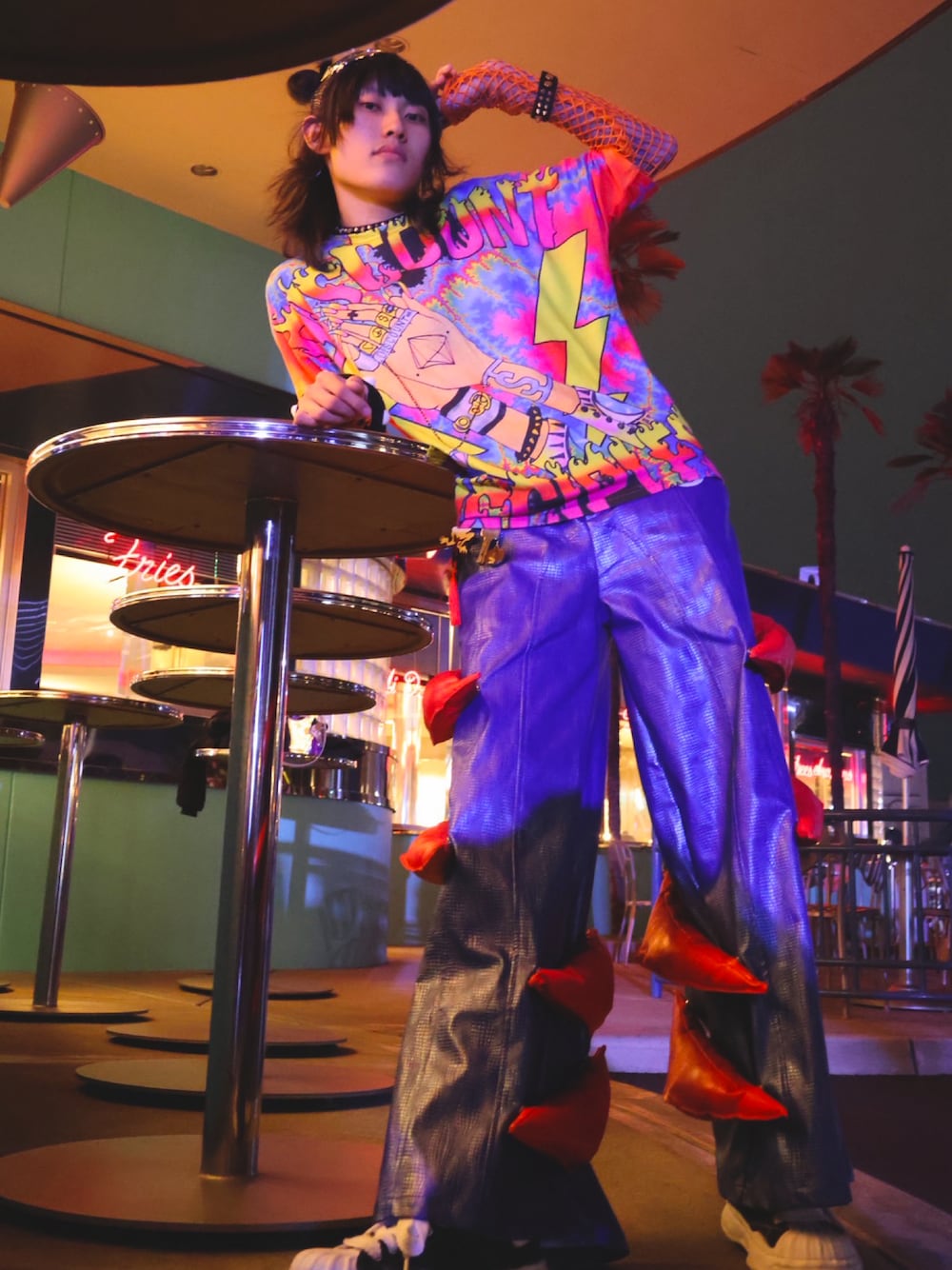 ブラック系のスニーカー、その他のTシャツ/カットソー、オレンジ系のその他トップスを着用したメンズの秋コーディネートの1枚目の写真