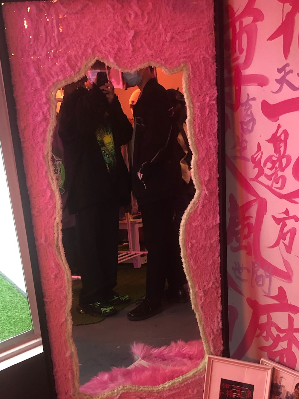 「BALENCIAGAのアイテム（スニーカー、その他）」を使った、Vさん（メンズ・171cm）の冬コーディネートの1枚目の写真